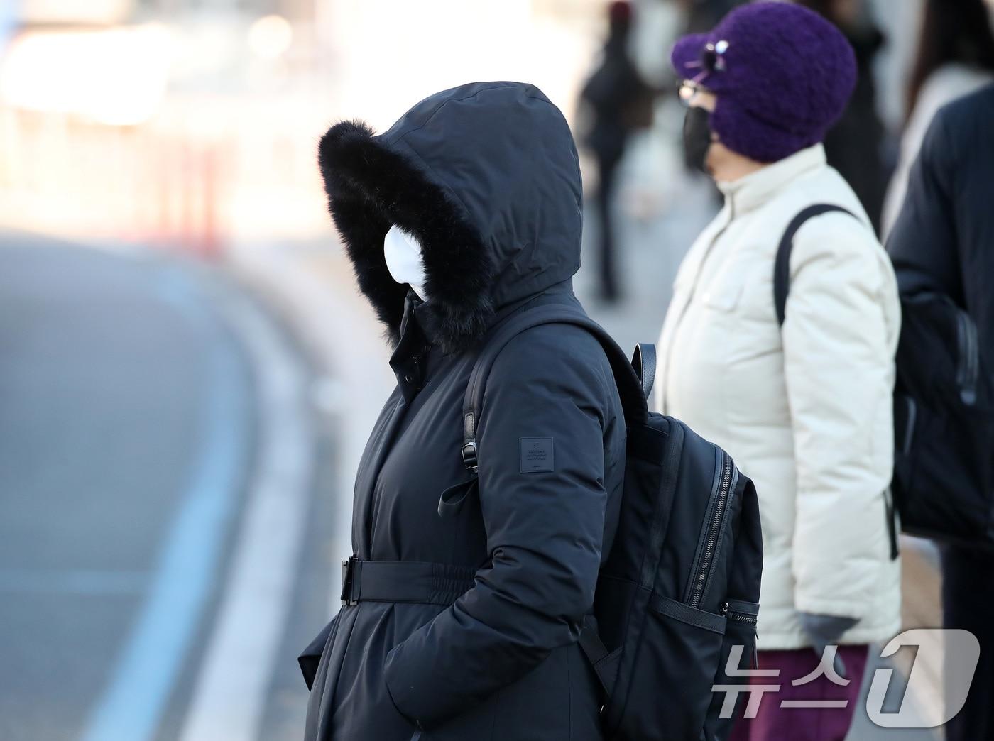 본문 이미지 - 전국 대부분 지역의 기온이 영하권의 추운 날씨를 보인 3일 오전 대구 동구 동대구역 인근 버스정류장에서 두꺼운 외투 차림의 시민들이 잔뜩 움츠린 채 버스를 기다리고 있다. 2025.12.3/뉴스1 ⓒ News1 공정식 기자