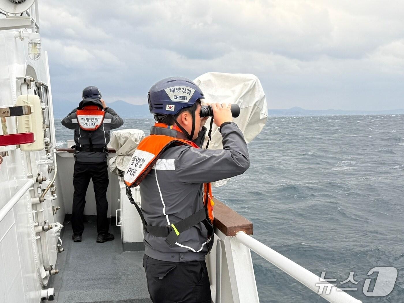 본문 이미지 - 3일 제주시 애월읍 앞바다에서 실종자를 찾고 있는 해경.(제주해양경찰서 제공. 재판매 및 DB 금지)