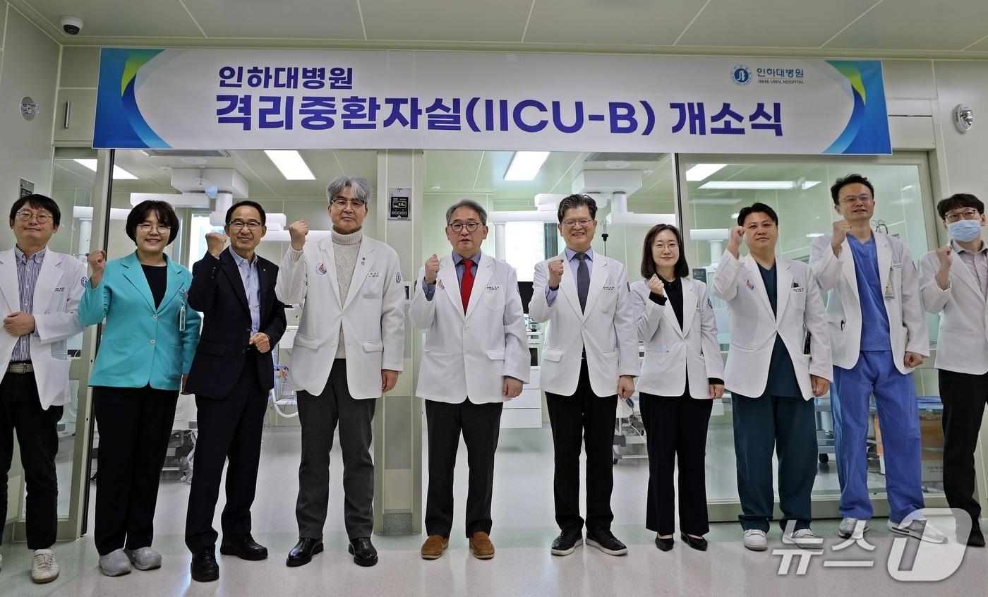 이택 인하대학교 의료원장&#40;왼쪽에서 다섯 번째&#41;을 포함한 인하대병원 주요 관계자들이 격리 중환자실 증설 및 가동을 기념해 기념촬영을 하고 있다.&#40;인하대병원 제공. 재배포 및 DB금지&#41;2025.12.3/뉴스1
