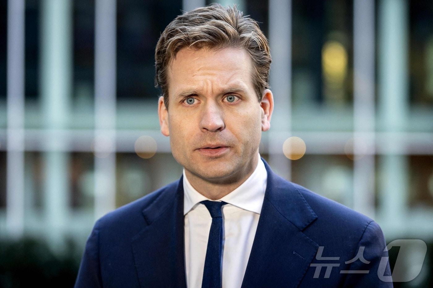 빈센트 카레만스 네덜란드 경제부 장관이 3일 방중 취소를 발표했다. 사진은 지난 11월 21일 헤이그에서 내각 회의 직전에 촬영된 것. 2025.11.21 ⓒ AFP=뉴스1 ⓒ News1 강민경 기자