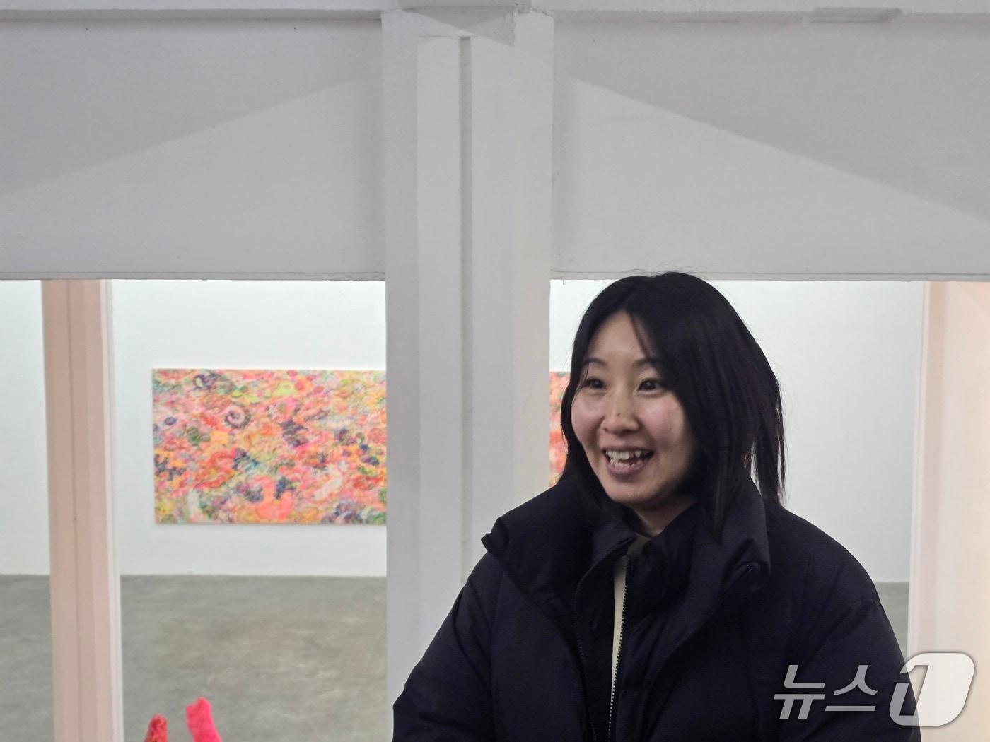 본문 이미지 - 2일 아야코 록카쿠 작가가 토탈미술관에서 진행된 기자간담회에서 작품을 설명하고 있다 . ⓒ 뉴스1 김정한 기자