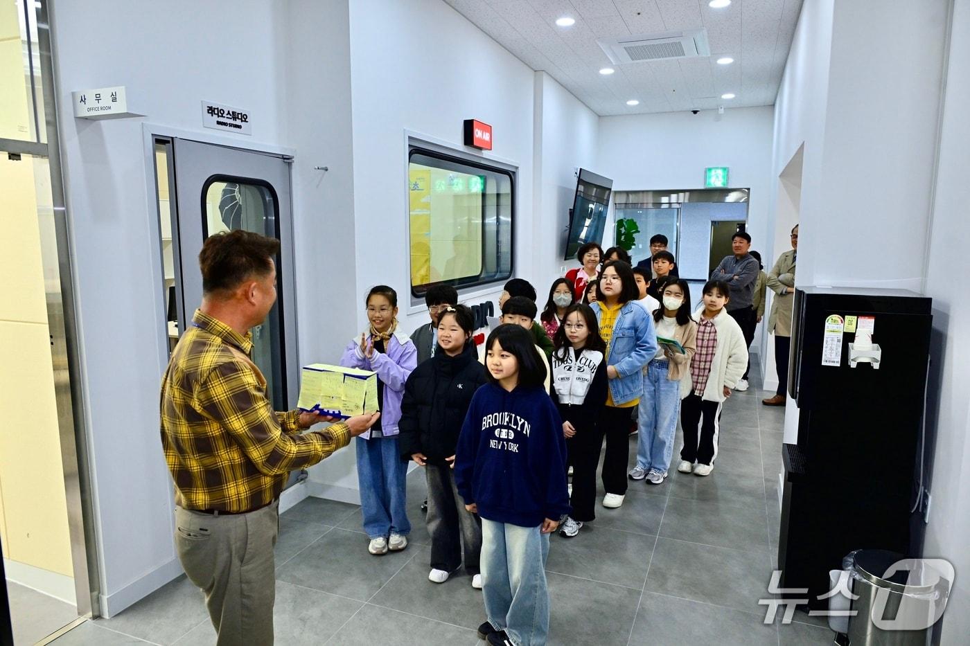 강원 속초미디어센터 견학 중인 초등학교 학생들.&#40;속초시 제공, 재판매 및 DB 금지&#41; 2025.12.3/뉴스1