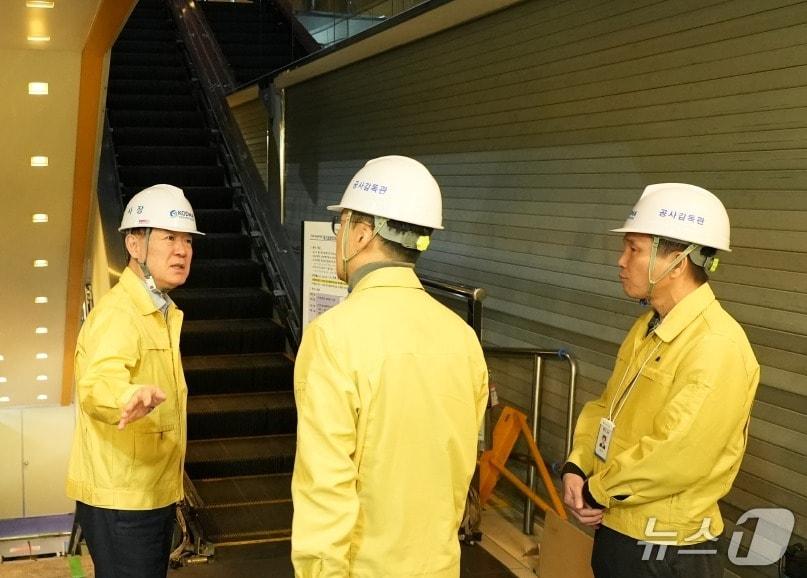 본문 이미지 - 이태식 한유원 대표이사가 행복한백화점의 특별 안전점검을 실시했다 &#40;한유원 제공&#41;