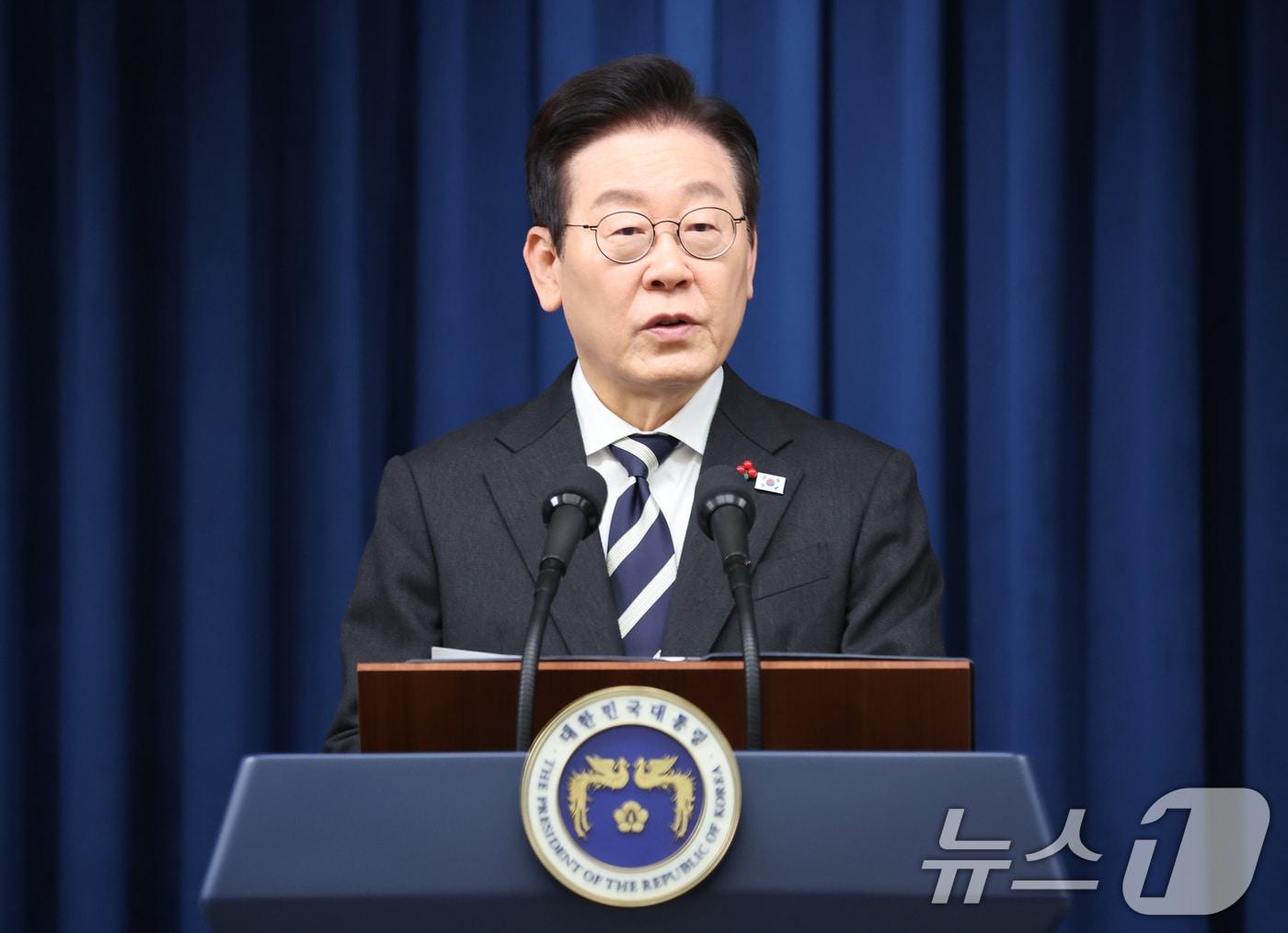 본문 이미지 - 이재명 대통령이 지난 3일 서울 용산 대통령실 청사에서 ‘빛의 혁명 1주년, 대통령 대국민 특별성명’을 발표하고 있다. 2025.12.3/뉴스1 ⓒ News1 허경 기자