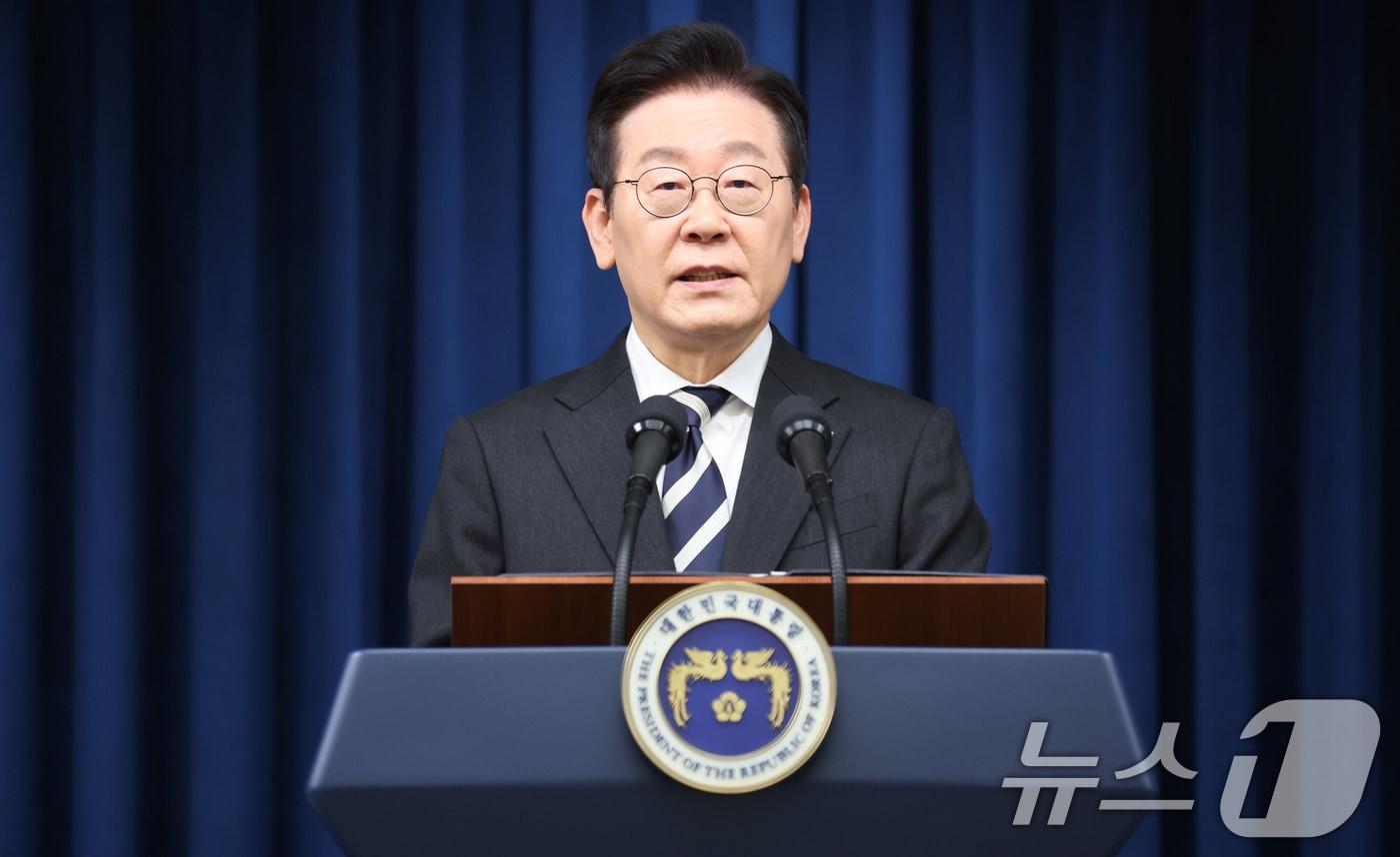 이재명 대통령이 3일 서울 용산 대통령실 청사에서 ‘빛의 혁명 1주년, 대통령 대국민 특별성명’을 발표하고 있다. 2025.12.3/뉴스1 ⓒ News1 허경 기자