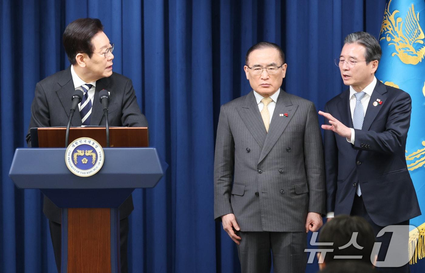 이재명 대통령이 3일 서울 용산 대통령실 청사에서 ‘빛의 혁명 1주년, 대통령 대국민 특별성명’을 발표한 뒤 취재진 질문에 김용범 정책실장&#40;오른쪽&#41;과 대화하고 있다. 2025.12.3/뉴스1 ⓒ News1 허경 기자