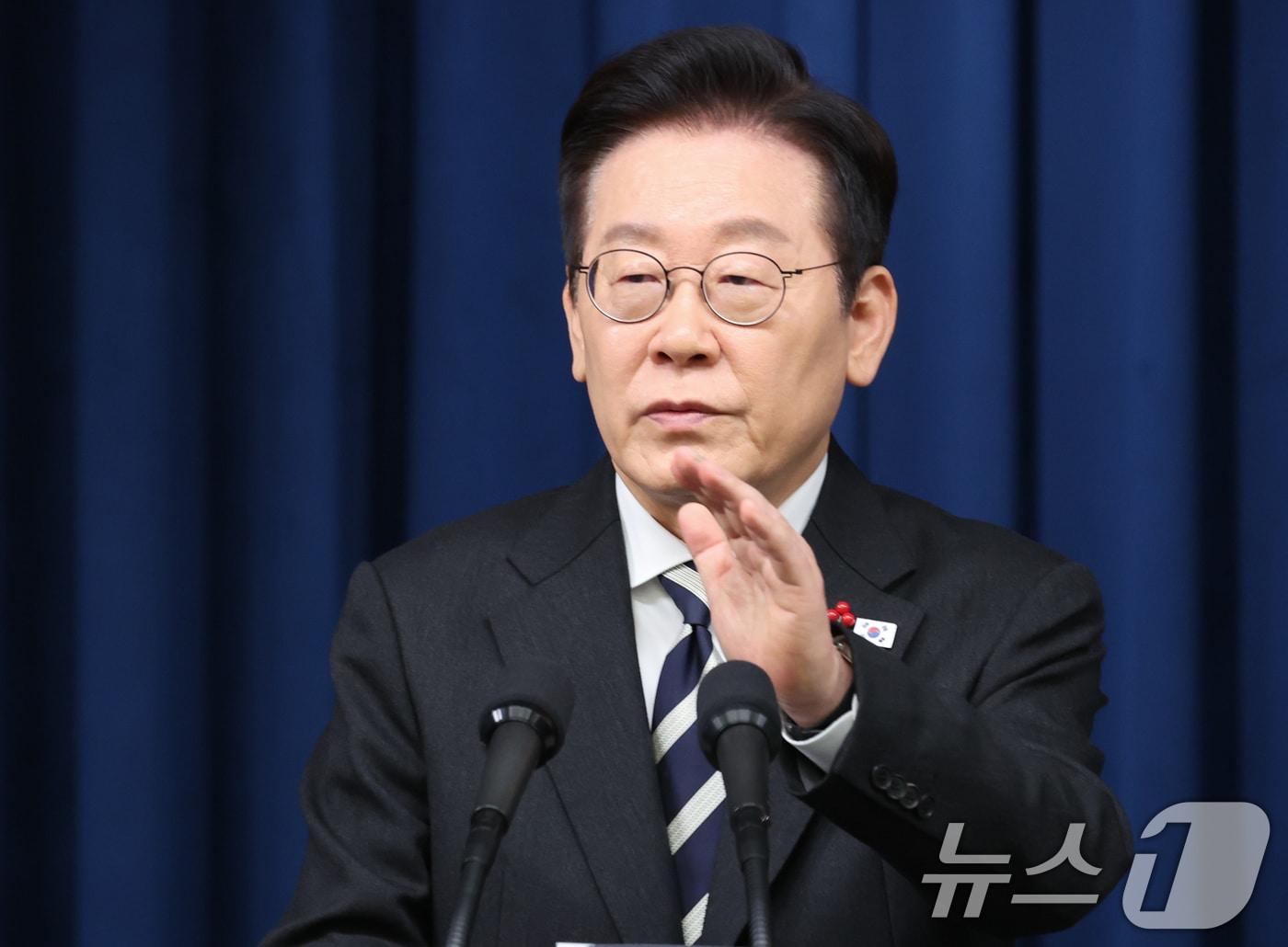 본문 이미지 - 이재명 대통령이 3일 서울 용산 대통령실 청사에서 ‘빛의 혁명 1주년, 대통령 대국민 특별성명’을 발표한 뒤 취재진 질문에 답하고 있다. 2025.12.3/뉴스1 ⓒ News1 허경 기자