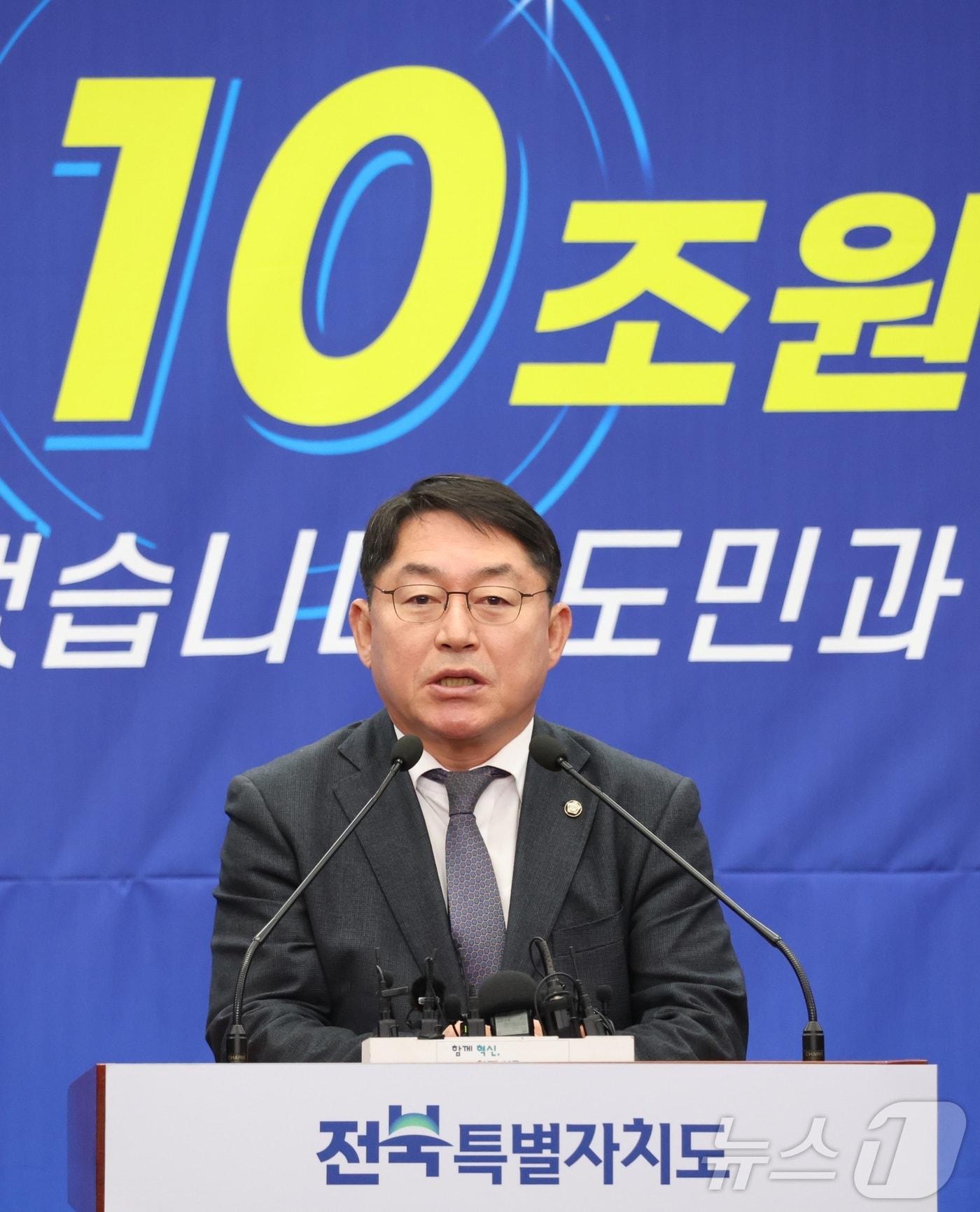 본문 이미지 - 박희승 더불어민주당 국회의원이 3일 전북 전주시 전북특별자치도청에서 열린 2026년 국가예산 확보 브리핑에 참석해 발언을 하고 있다. 2025.12.3 ⓒ 뉴스1 유경석 기자