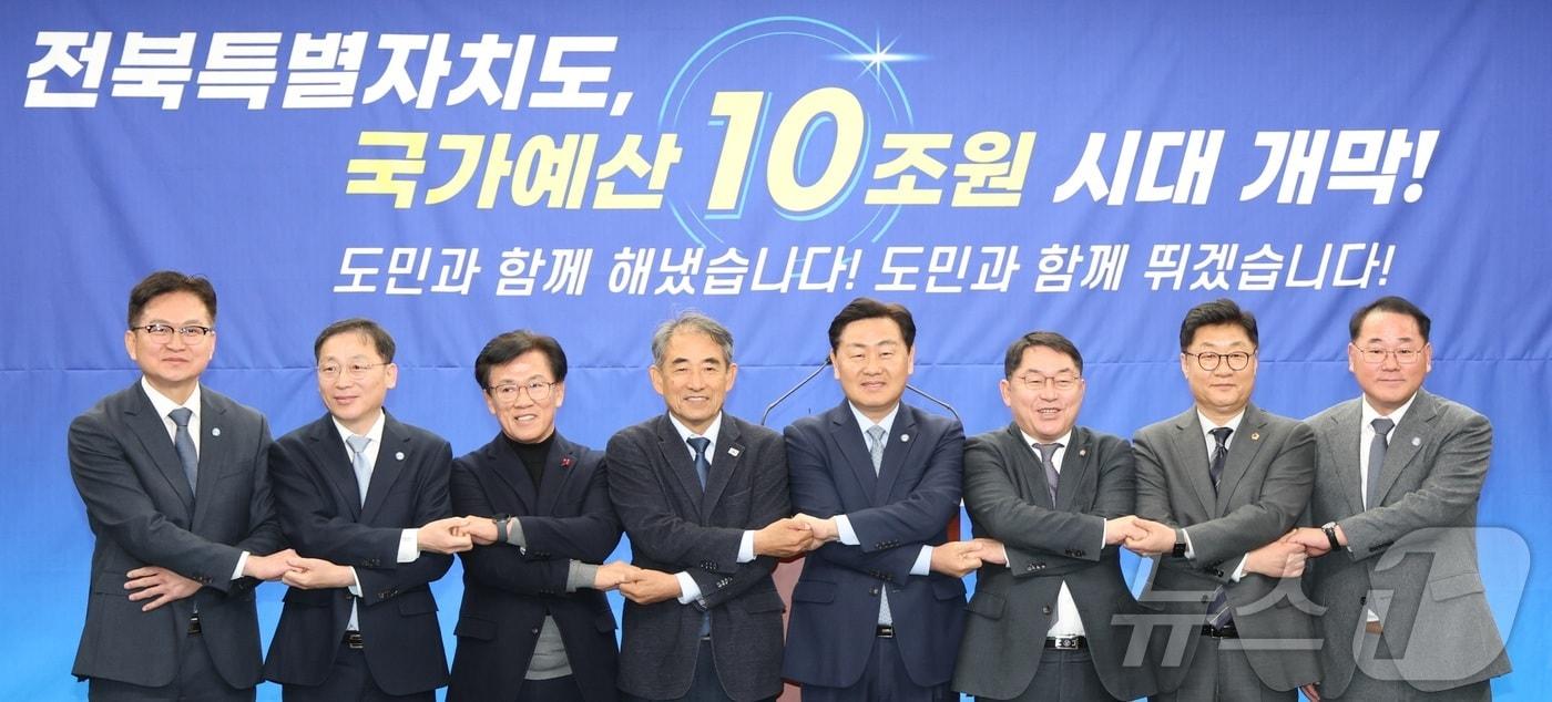 김관영 전북도지사를 비롯한 관계자들이 3일 전북 전주시 전북특별자치도청에서 2026년 국가예산 확보 관련 브리핑에 앞서 기념촬영을 하고 있다. 2025.12.3/뉴스1 ⓒ News1 유경석 기자