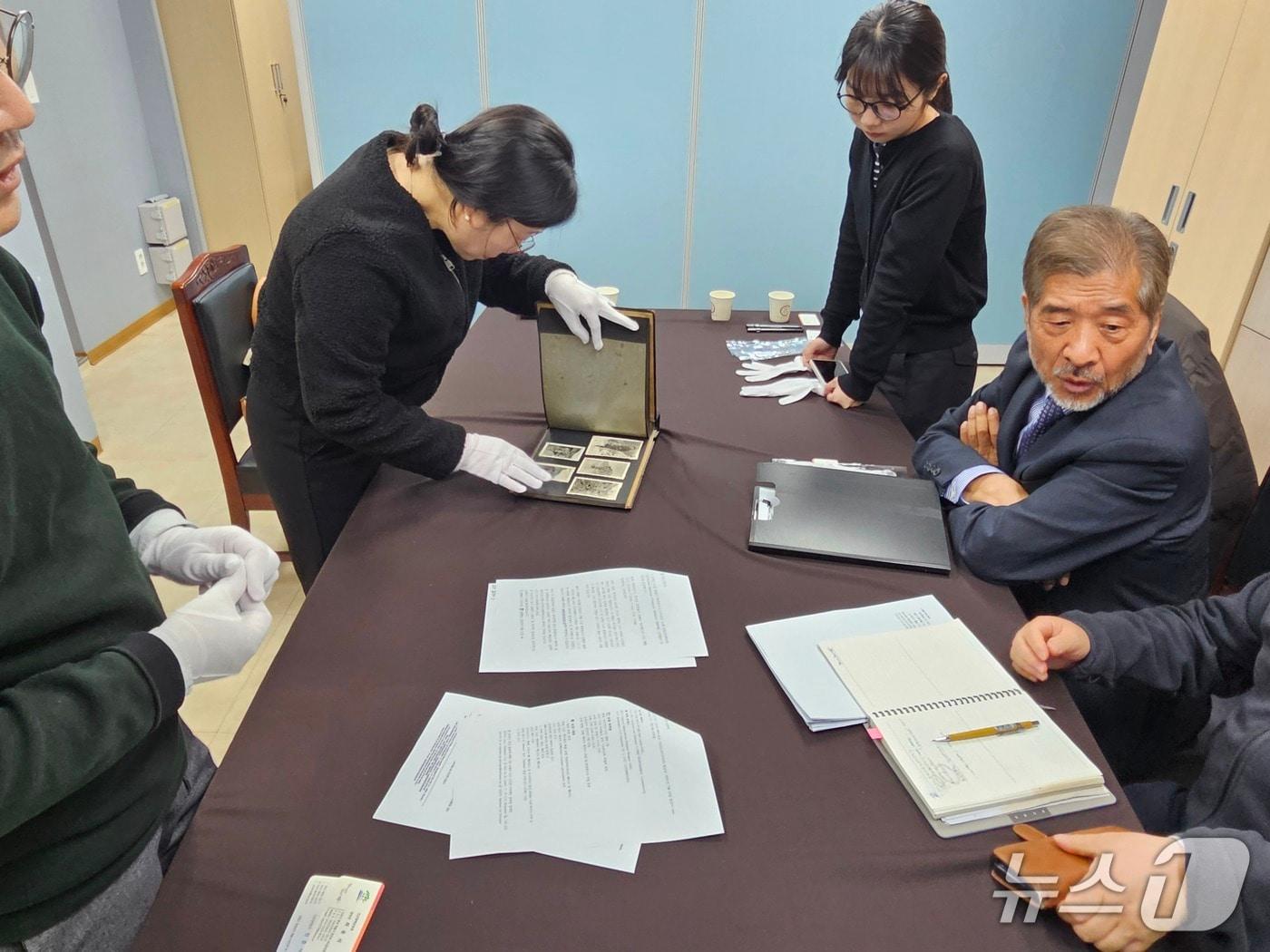본문 이미지 - 룩셈부르크 국립군사역사박물관으로부터 기증받은 유물에 대해 보존상태 진단 및 감정평가를 하고 있다.(계룡시 제공.재판매 및 DB금지)/뉴스1