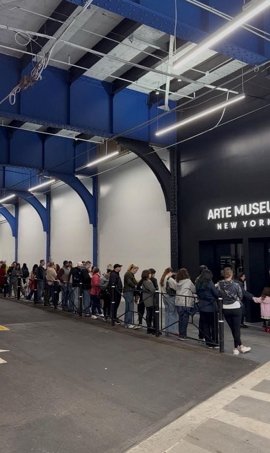 본문 이미지 - 아르떼뮤지엄 뉴욕 전시관 앞 입장 대기 풍경 / 사진=디스트릭트&#40;d’strict&#41; 제공