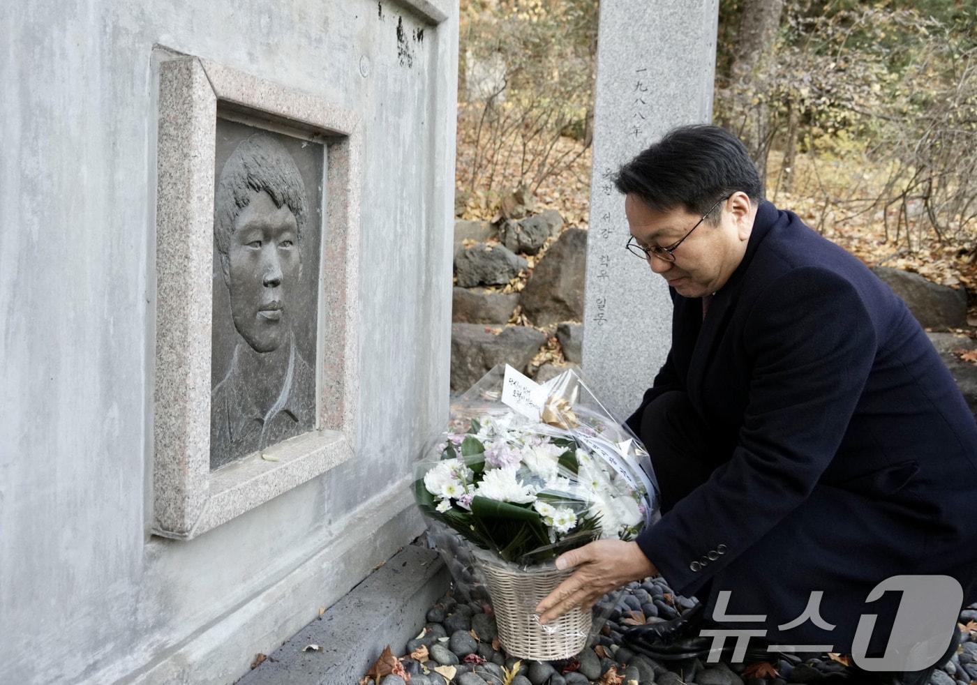 강기정 광주시장이 2일 오후 &#39;오월광주와 민주주의&#39; 특별강연에 앞서 서강대학교 로욜라 동산에서 김의기 열사 추모비에 참배하고 있다.&#40;광주시 제공. 재판매 및 DB 금지&#41; 2025.12.3/뉴스1