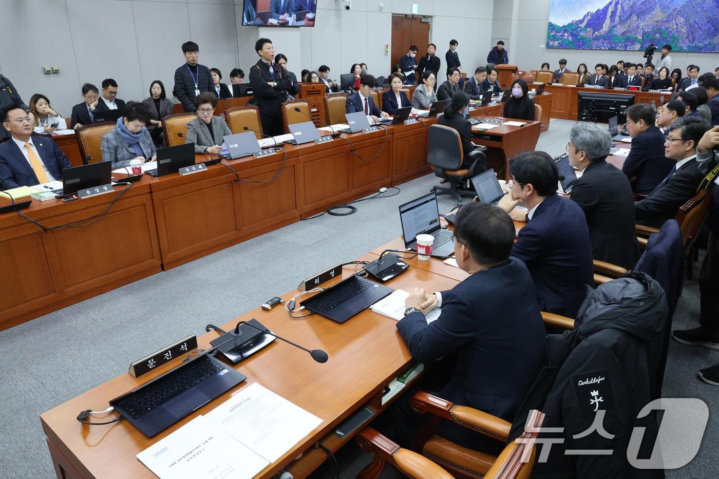 지난 3일 서울 여의도 국회에서 열린 국회운영위원회에서 전체회의에서 문진석 더불어민주당 간사의 자리가 비어 있다. 2025.12.3/뉴스1 ⓒ News1 신웅수 기자