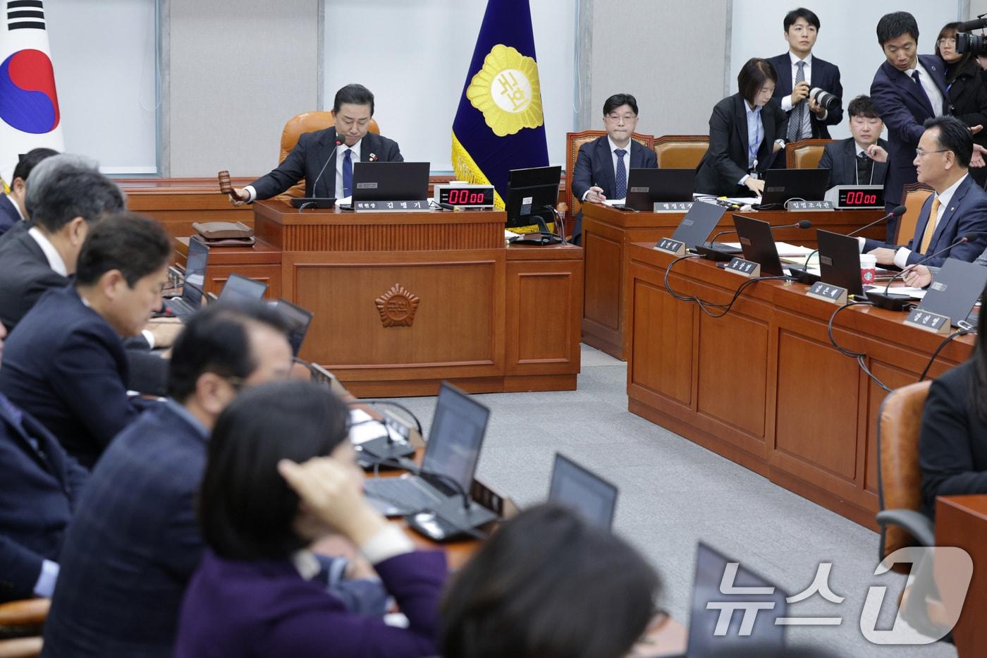 김병기 위원장이 3일 서울 여의도 국회에서 열린 국회운영위원회에서 전체회의에서 안건을 상정하고 있다. 2025.12.3/뉴스1 ⓒ News1 신웅수 기자