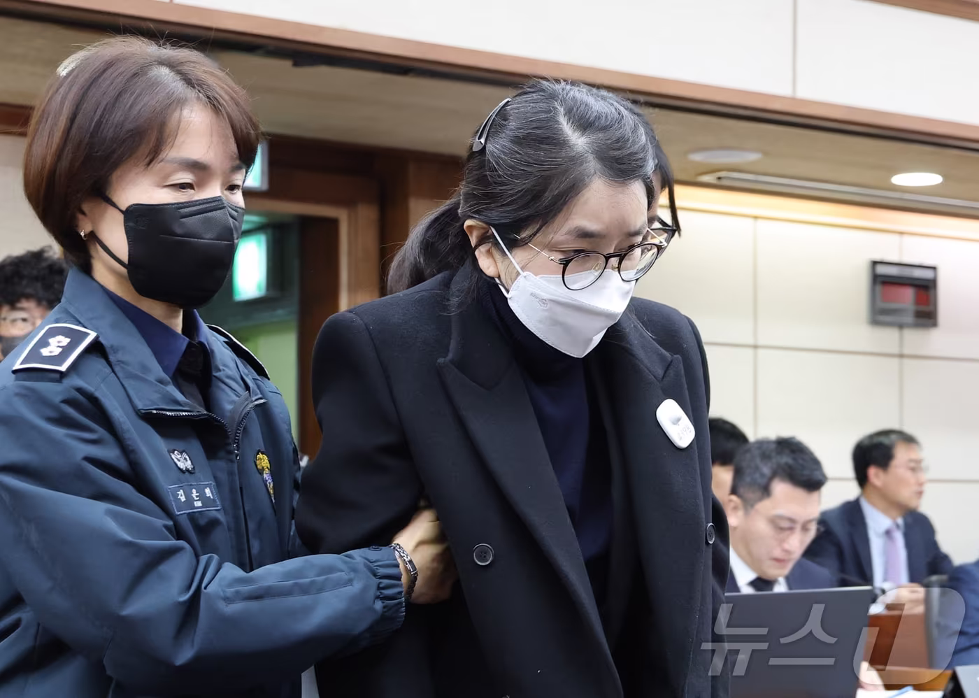 3일 서울 서초구 서울중앙지방법원에서 주가조작과 통일교 청탁 등의 혐의를 받는 김건희 씨의 결심공판 진행된 가운데 김건희 씨가 법정으로 들어오고 있다. 2025.12.3/뉴스1 ⓒ News1 사진공동취재단