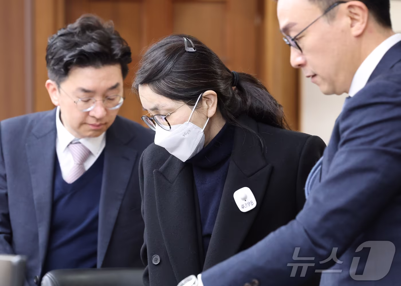 3일 서울 서초구 서울중앙지방법원에서 주가조작과 통일교 청탁 등의 혐의를 받는 김건희 씨의 결심공판 진행된 가운데 김건희 씨가 피고인 자리로 들어서고 있다. 2025.12.3/뉴스1 ⓒ News1 사진공동취재단