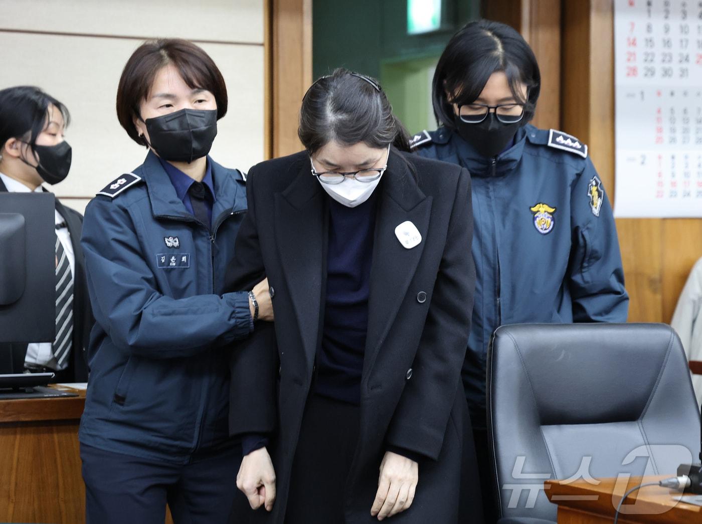 본문 이미지 - 법정에 들어선 김건희 여사. ⓒ 뉴스1 사진공동취재단