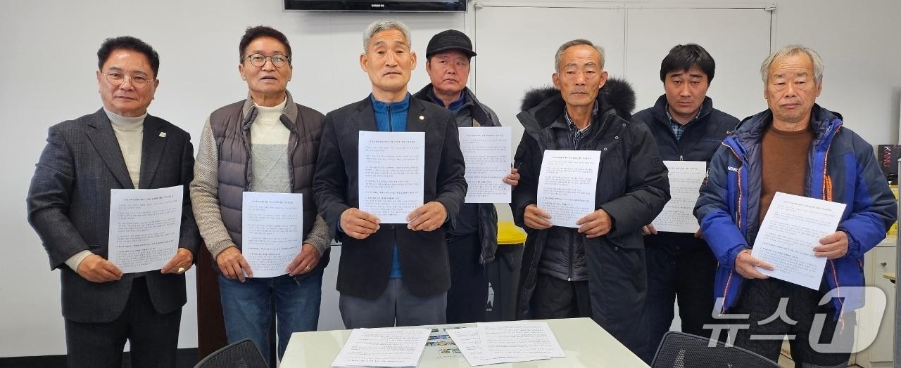 본문 이미지 - 3일 한우협회 보은군지부 등 6개 단체가 기자회견을 열고 민속소싸움대회와 관련한 입장을 밝히고 있다./뉴스1