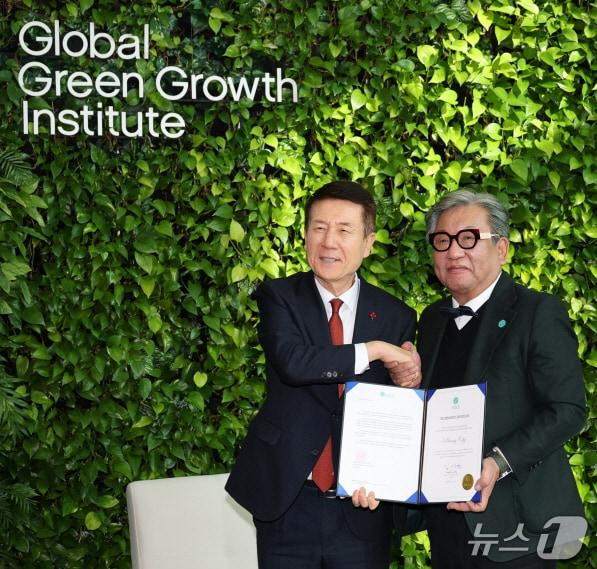 본문 이미지 - 이강덕 포항시장(왼쪽)이 지난 2일 서울 GGGI본부에서 김상협 글로벌녹색성장기구(GGGI) 사무총장으로부터 가입증서를 받았다.(포항시 제공, 재판매 및 ,DB금지) 2025.12.3/뉴스1