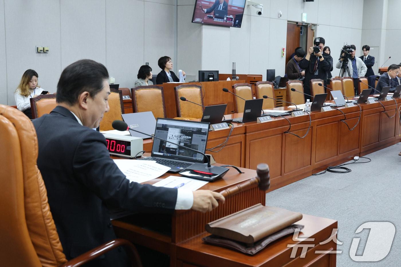 김병기 위원장이 3일 서울 여의도 국회에서 열린 국회운영위원회에서 전체회의에서 국회법 일부개정안을 통과시키고 있다. 2025.12.3/뉴스1 ⓒ News1 신웅수 기자
