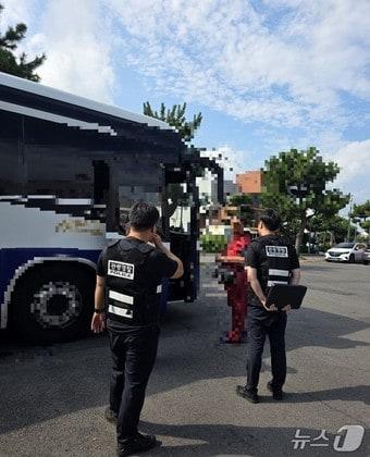 본문 이미지 - 제주도자치경찰단이 불법 관광영업을 단속하는 모습.(제주도자치경찰단 제공. 재판매 및 DB 금지)