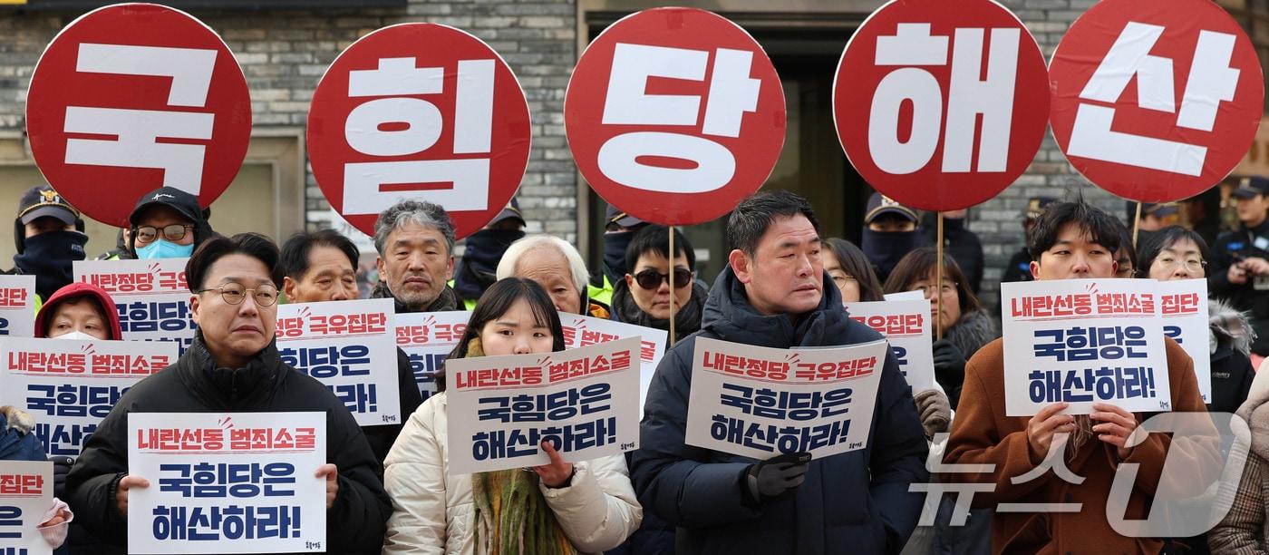 본문 이미지 - 촛불행동 회원들이 국민의힘 해산을 촉구하고 있다. 2025.12.3/뉴스1 ⓒ News1 박지혜 기자