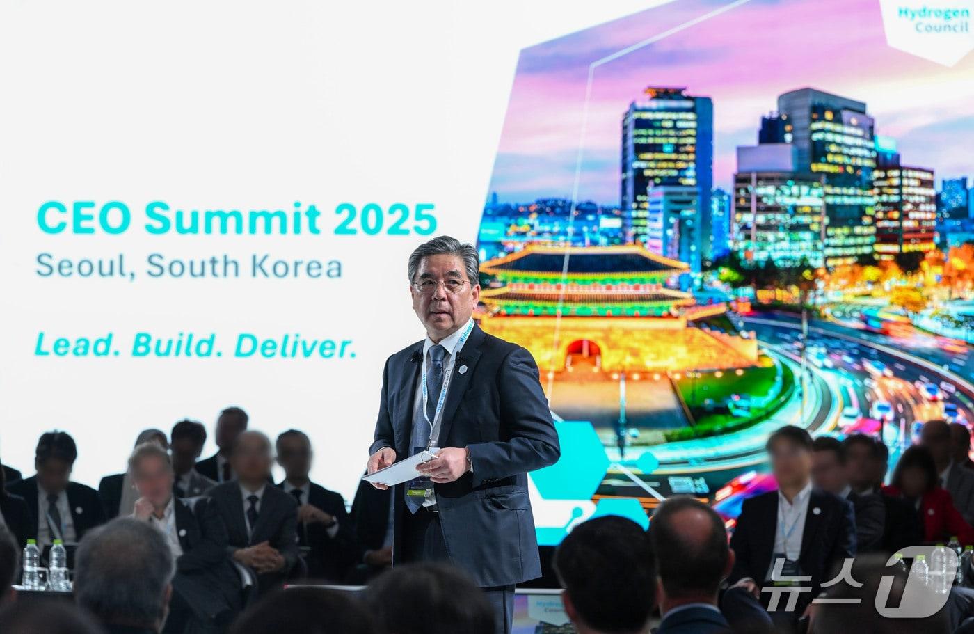  현대차그룹 장재훈 부회장이 3일 개막한 &#39;수소위원회 CEO Summit&#39;에서 발언하고 있다.&#40;현대차그룹 제공&#41;