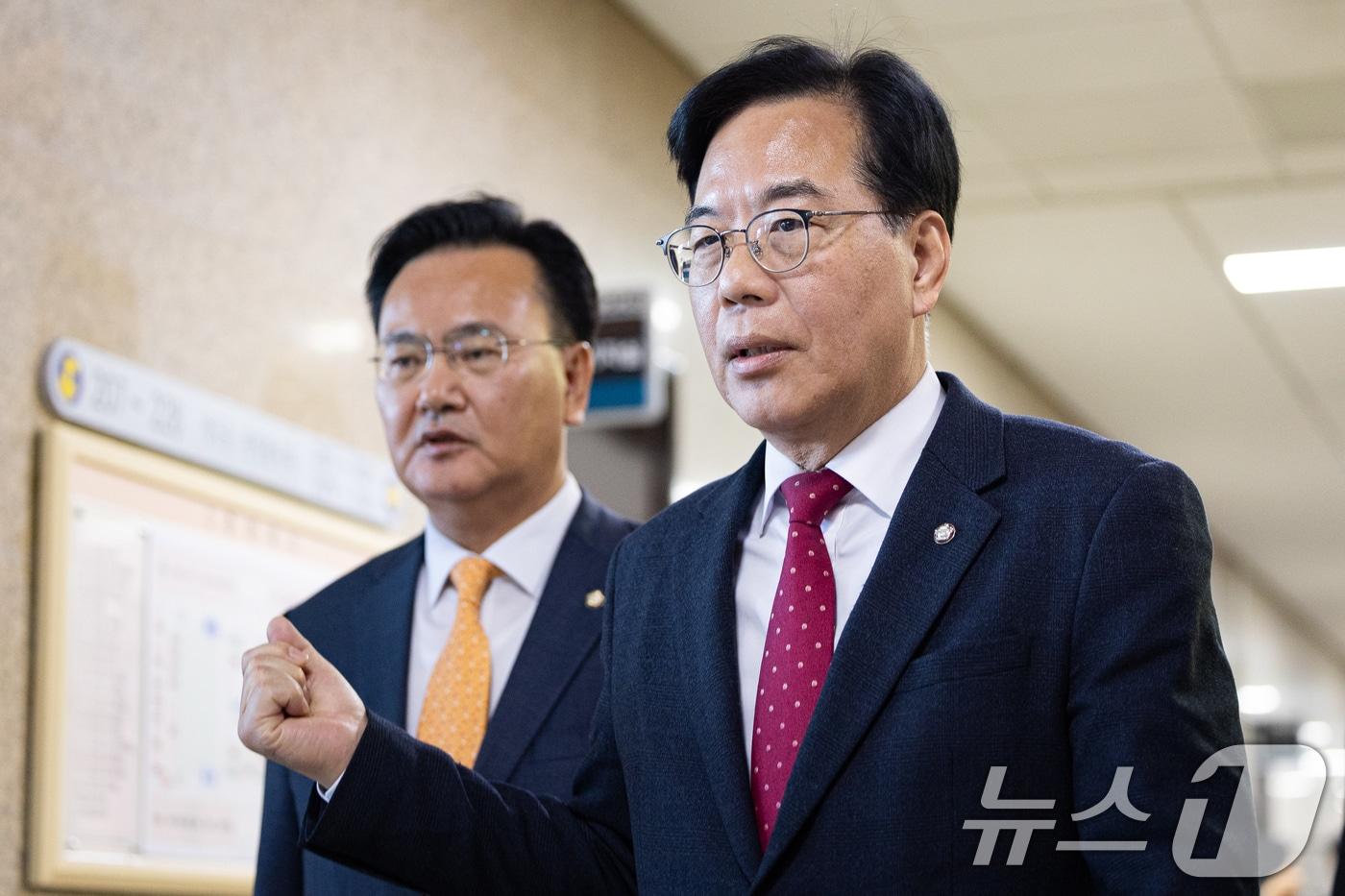 송언석 국민의힘 원내대표가 3일 서울 여의도 국회에서 열린 기자회견에 들어서고 있다. 왼쪽은 유상범 원내운영수석부대표. 2025.12.3/뉴스1 ⓒ News1 유승관 기자