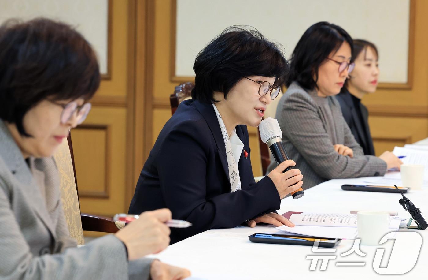 본문 이미지 - 원민경 성평등가족부 장관이 3일 서울 종로구 정부서울청사에서 열린 금융분야 여성 임원 현장 소통 간담회에서 인사말을 하고 있다. 2025.12.3 ⓒ 뉴스1 임세영 기자