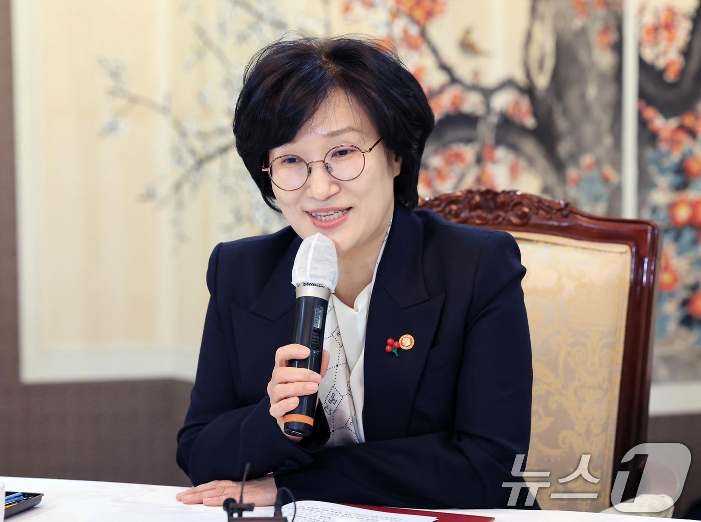 본문 이미지 - 원민경 성평등가족부 장관이서울 종로구 정부서울청사에서 열린 금융분야 여성 임원 현장 소통 간담회에서 인사말을 하고 있다. 2025.12.3/뉴스1 ⓒ News1 임세영 기자