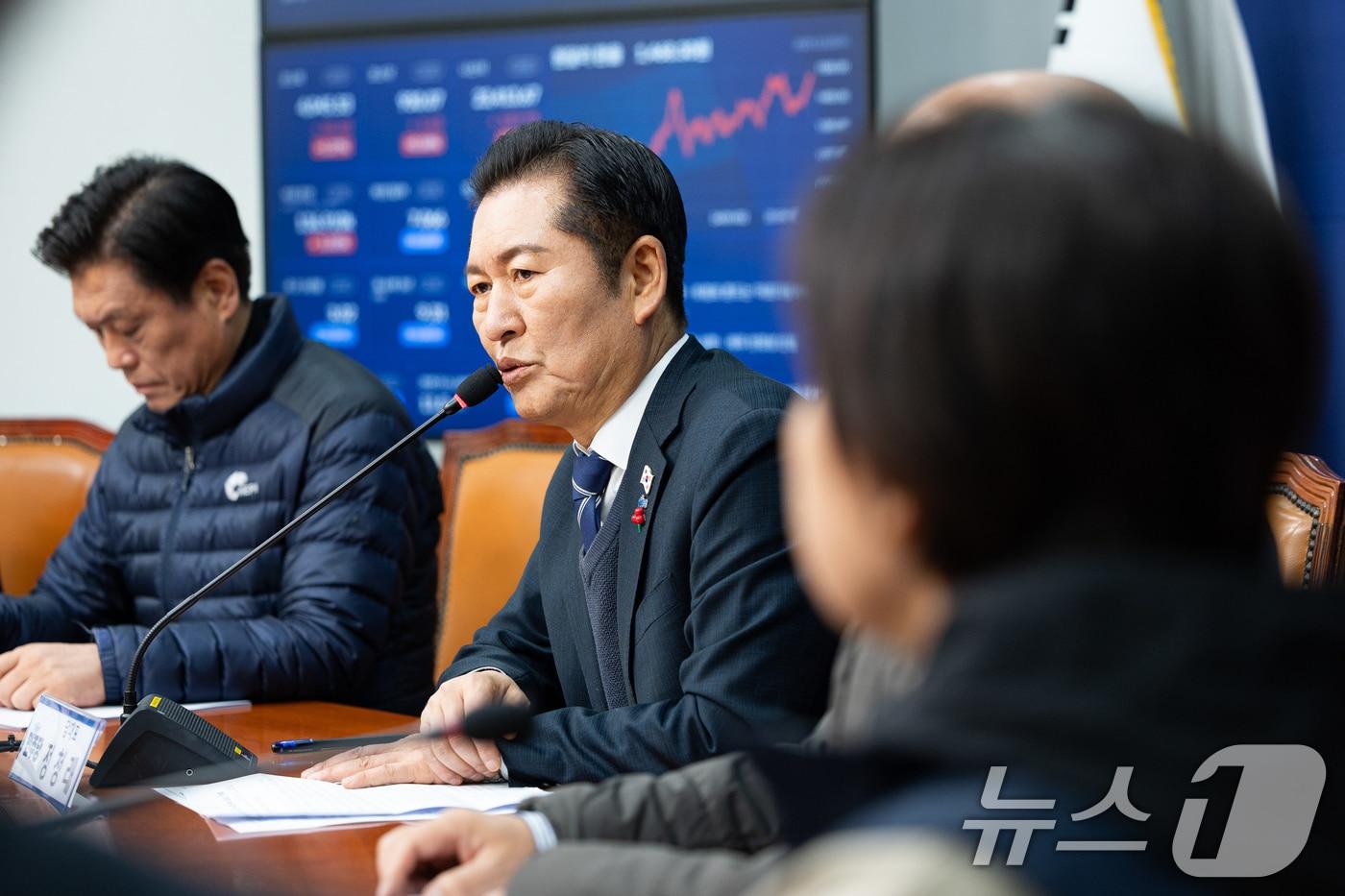 정청래 더불어민주당 대표가 3일 서울 여의도 국회에서 열린 12.3 내란 저지 1년, 시민사회 대표단 간담회에서 인사말을 하고 있다. 2025.12.3/뉴스1 ⓒ News1 유승관 기자