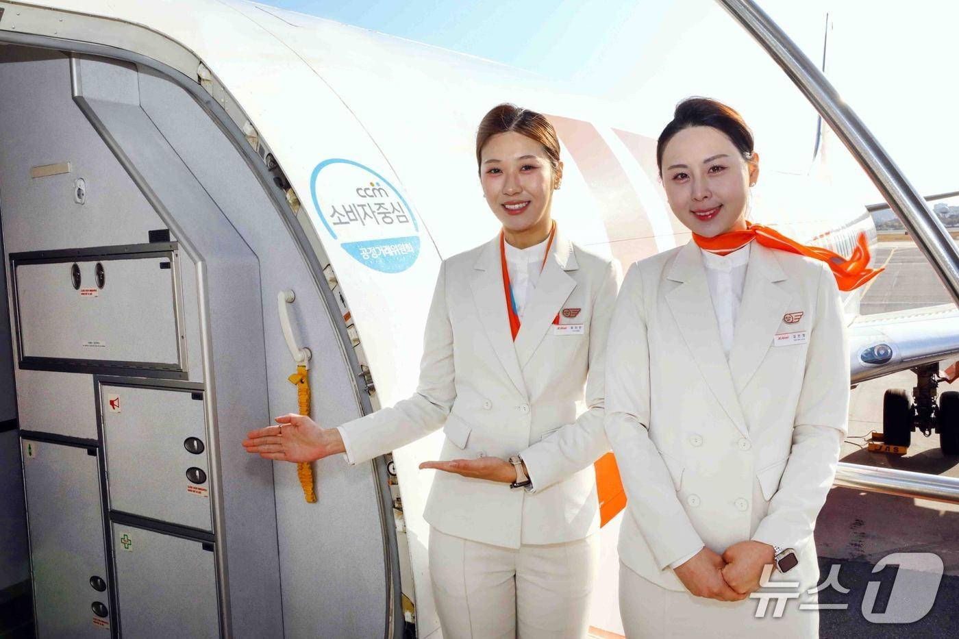 소비자중심경영&#40;CCM&#41; 인증 마크가 부착된 제주항공 여객기에서 객실 승무원들이 탑승객을 맞이하는 모습&#40;자료사진. 제주항공 제공&#41;. 2025.12.03.