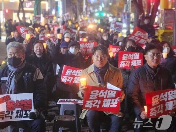 본문 이미지 - 지난해 12월 김해에서 열린 비상계엄 규탄 촛불집회. 2024.12.6 ⓒ 뉴스1 박민석 기자