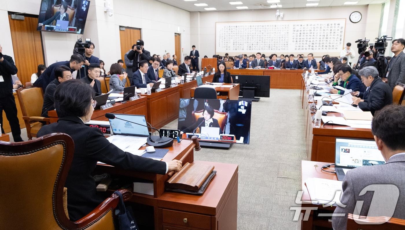3일 서울 여의도 국회에서 열린 제429회국회&#40;정기회&#41; 법제사법위원회 제16차 전체회의에서 추미애 위원장이 의사봉을 두드리고 있다. 2025.12.3/뉴스1 ⓒ News1 이승배 기자