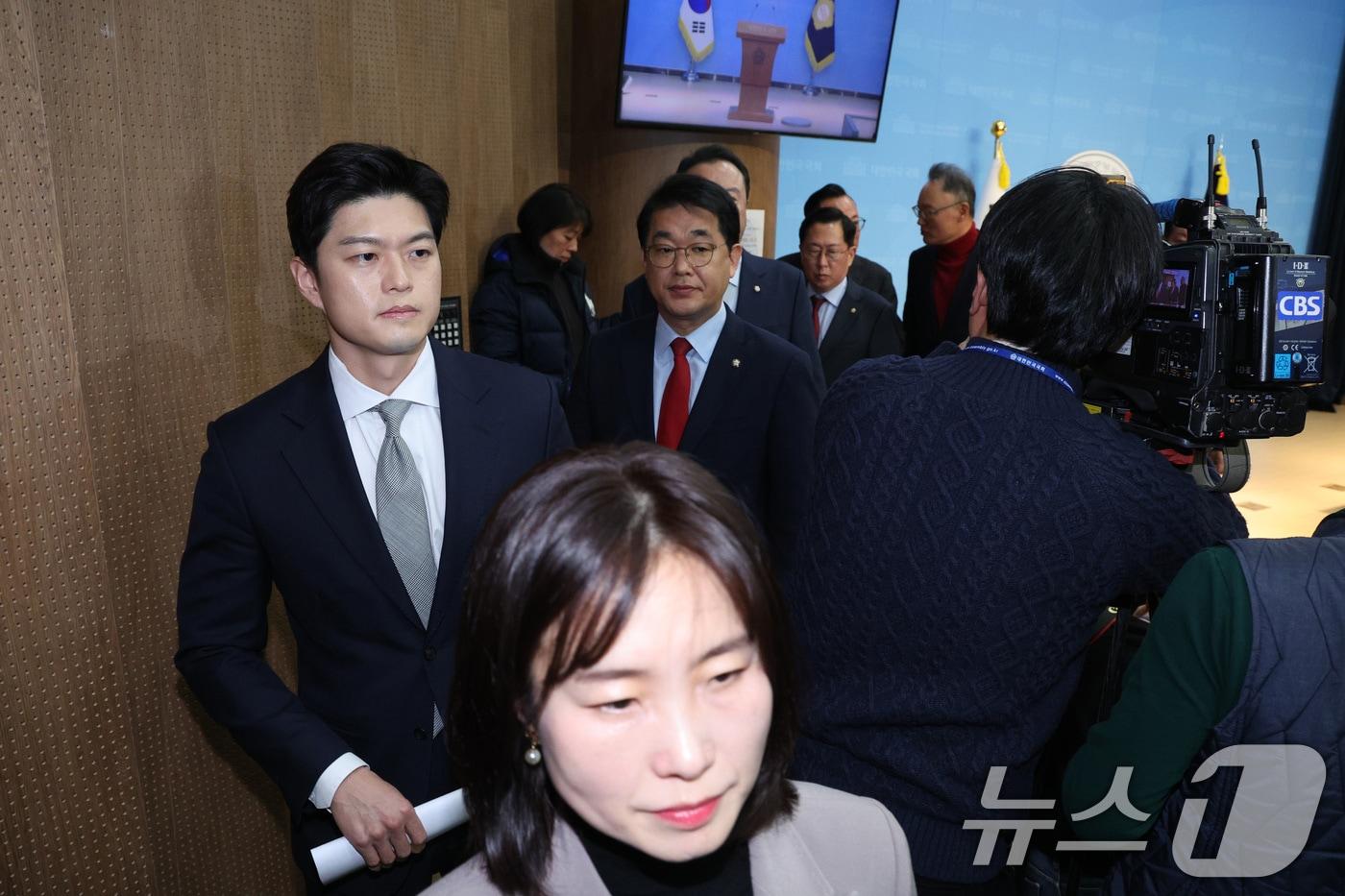 김용태 의원&#40;왼쪽&#41;을 비롯한 국민의힘 초·재선 의원들이 지난 3일 서울 여의도 국회 소통관에서 가진 비상계엄 1년 성찰과 반성 기자회견을 마친 후 회견장을 나서고 있다. 2025.12.3/뉴스1 ⓒ News1 신웅수 기자