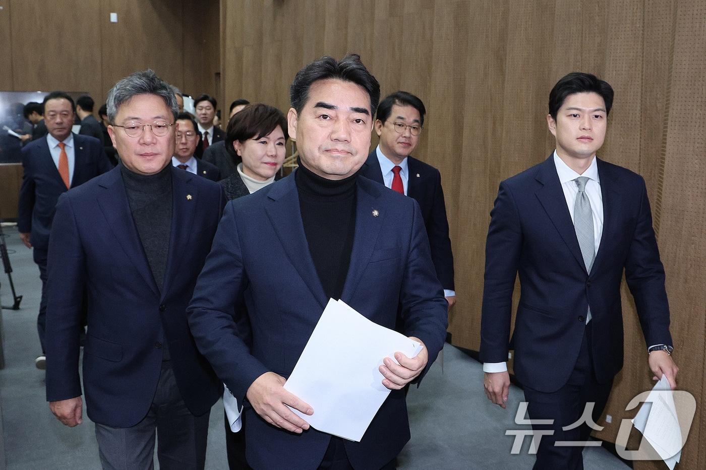 이성권 의원을 비롯한 국민의힘 초·재선 의원들이 3일 서울 여의도 국회 소통관에서 가진 비상계엄 1년 성찰과 반성 기자회견에 참석하고 있다. 2025.12.3/뉴스1 ⓒ News1 신웅수 기자