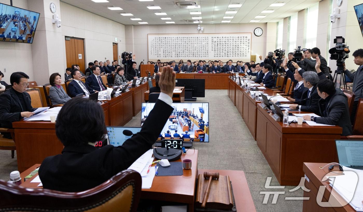 3일 서울 여의도 국회에서 열린 제429회국회(정기회) 법제사법위원회 제16차 전체회의에서 토론 종결 거수 투표가 진행되고 있다. 2025.12.3/뉴스1 ⓒ News1 이승배 기자