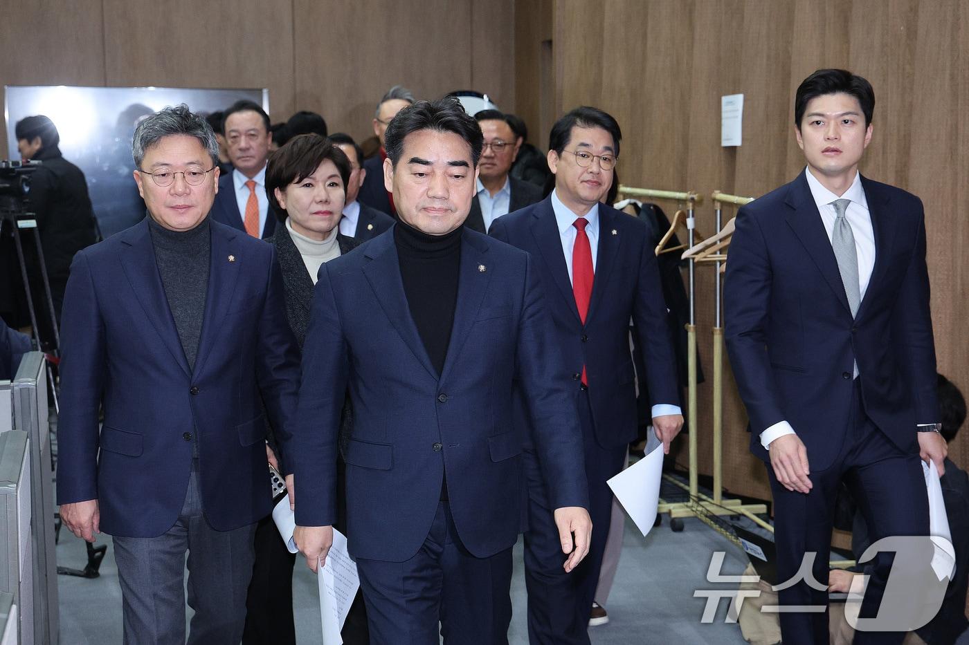 이성권 의원을 비롯한 국민의힘 초·재선 의원들이 3일 서울 여의도 국회 소통관에서 가진 비상계엄 1년 성찰과 반성 기자회견에 참석하고 있다. 2025.12.3/뉴스1 ⓒ News1 신웅수 기자