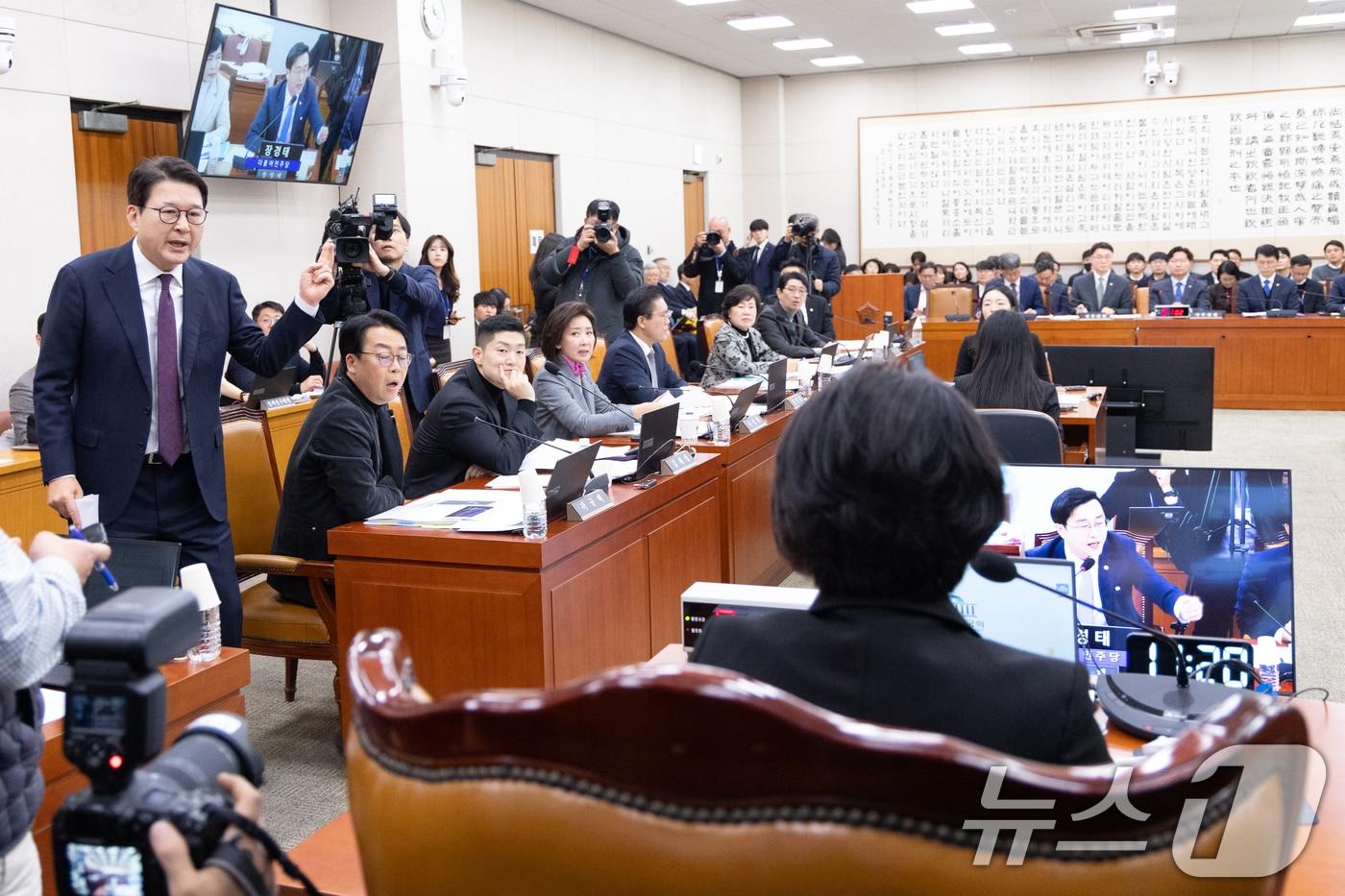 3일 서울 여의도 국회에서 열린 제429회국회&#40;정기회&#41; 법제사법위원회 제16차 전체회의에서 신동욱 국민의힘 의원이 추미애 위원장에게 항의하고 있다. 2025.12.3/뉴스1 ⓒ News1 이승배 기자