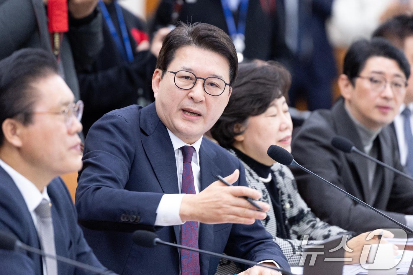 3일 서울 여의도 국회에서 열린 제429회국회&#40;정기회&#41; 법제사법위원회 제16차 전체회의에서 신동욱 국민의힘 의원이 발언하고 있다. 2025.12.3/뉴스1 ⓒ News1 이승배 기자