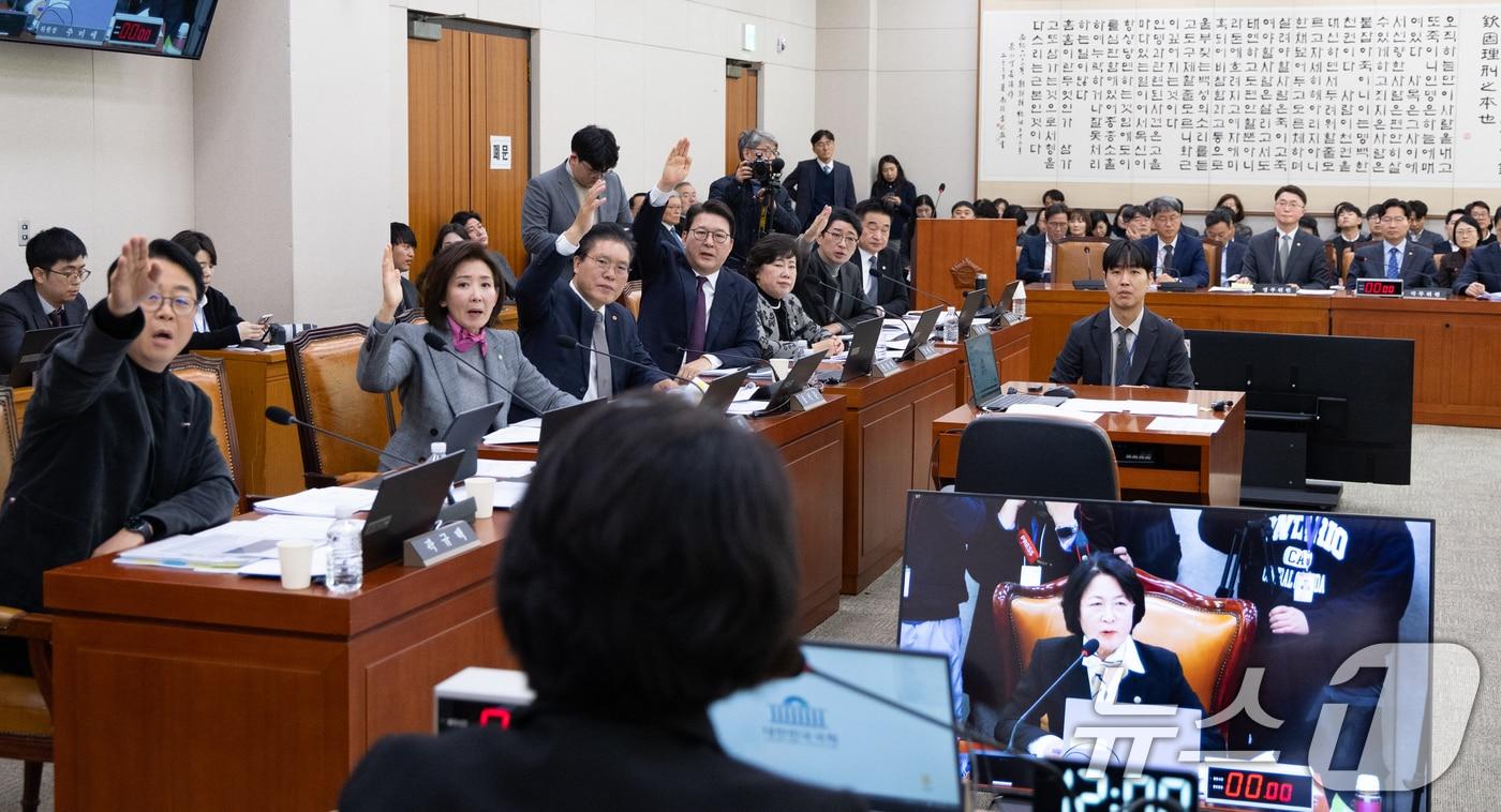 3일 서울 여의도 국회에서 열린 제429회국회&#40;정기회&#41; 법제사법위원회 제16차 전체회의에서 국민의힘 위원들이 추미애 위원장에게 항의하고 있다. 2025.12.3/뉴스1 ⓒ News1 이승배 기자