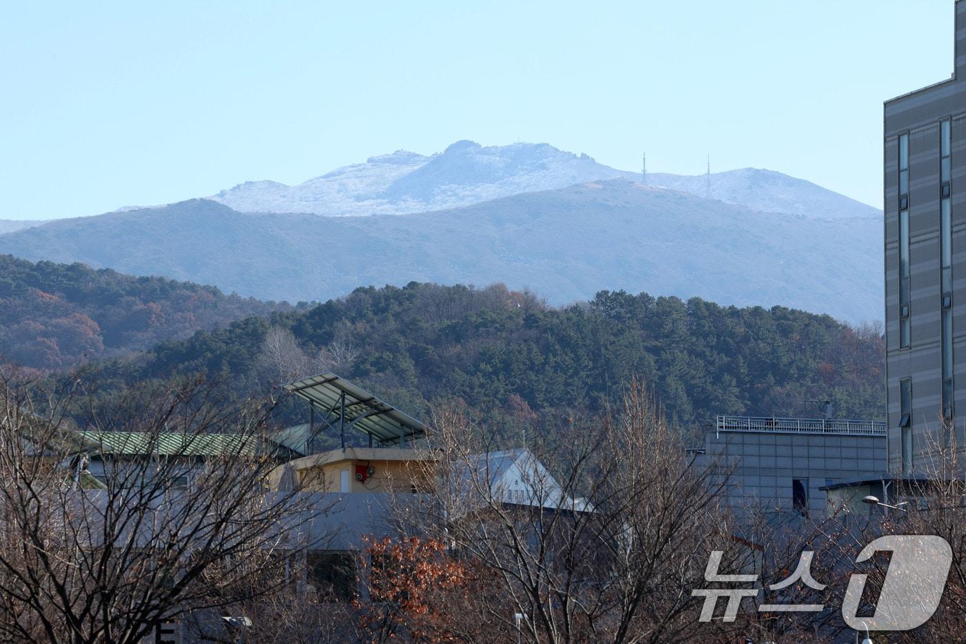 3일 광주 무등산 국립공원 정상부에 눈이 쌓여 있다. 광주에서는 전날 밤 첫눈이 관측됐다. 2025.12.3/뉴스1 ⓒ News1 이승현 기자