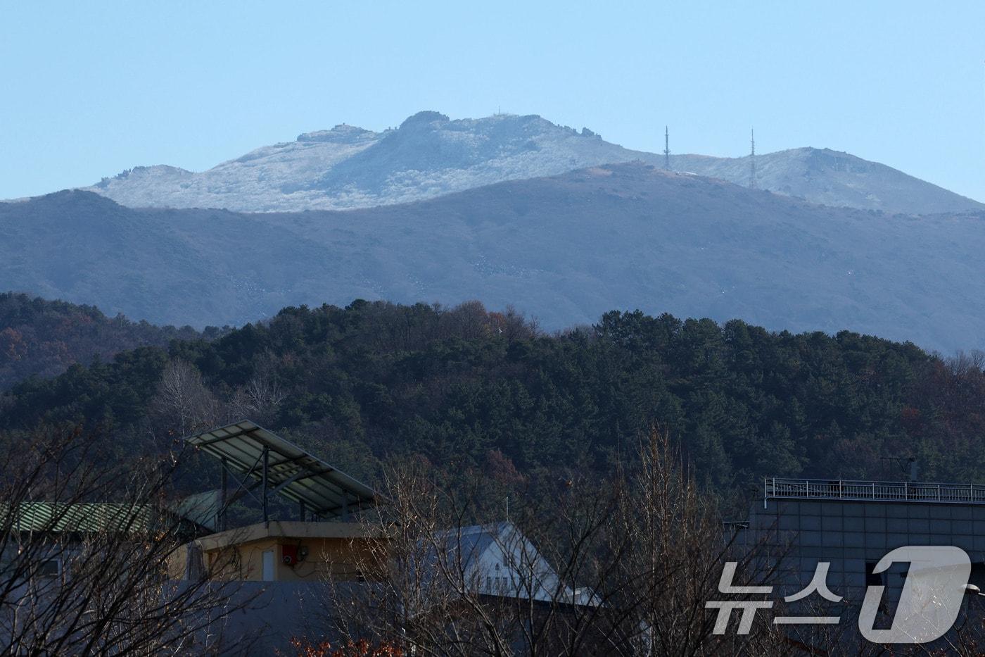 3일 광주 무등산 국립공원 정상부에 눈이 쌓여 있다. 광주에서는 전날 밤 첫눈이 관측됐다. 2025.12.3/뉴스1 ⓒ News1 이승현 기자