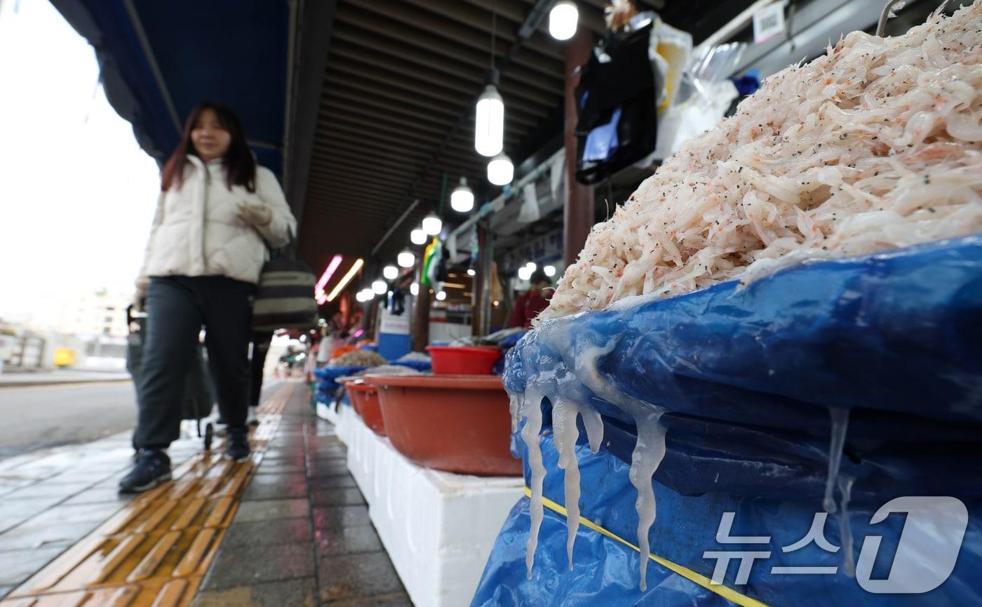 올겨울 첫 한파특보가 내려진 3일 경기 수원시 팔달구 지동시장의 한 수산물가게 새우젓에 얼음이 얼어있다. 2025.12.3/뉴스1 ⓒ News1 김영운 기자
