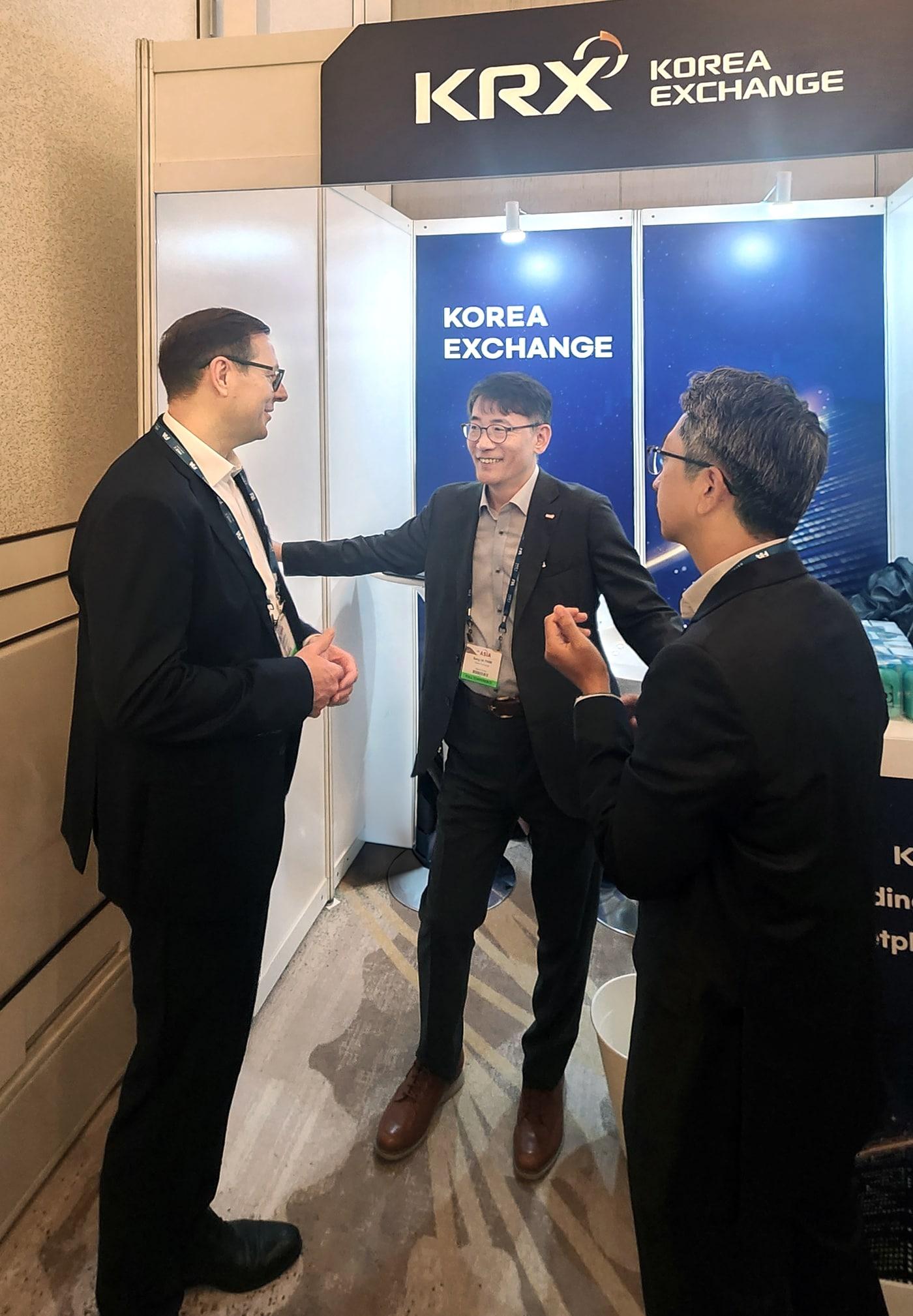본문 이미지 -  박상욱 한국거래소 파생상품시장본부장보&#40;가운데&#41;는 3~4일&#40;현지시간&#41; 싱가포르에서 열린 국제파생상품협회&#40;FIA&#41; EXPO에 참가해 KRX 홍보 부스를 찾은 현지 기관투자자를 대상으로 KRX 파생상품시장을 소개하고 있다. &#40;한국거래소 제공&#41;