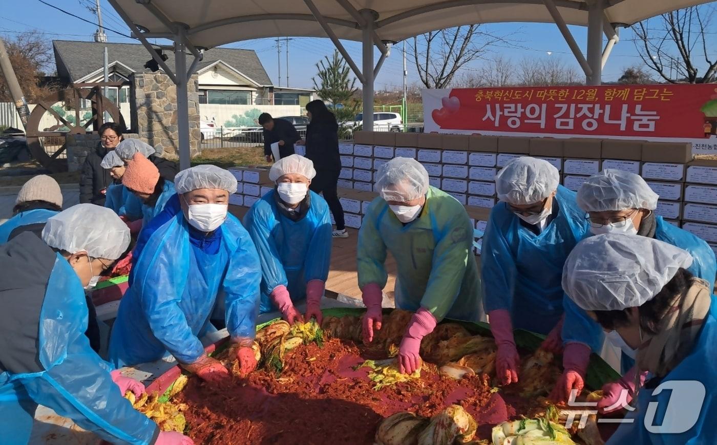 농협진천군지부는 진천 가암마을에서 충북혁신도시 11개 공공기관, 진천농협, 진천농협농가주부모임 희망드림봉사단과 함께 사랑의 김장 나눔 행사를 진행했다.&#40;농협진천군지부 제공, 재판매 및 DB금지&#41;/뉴스1