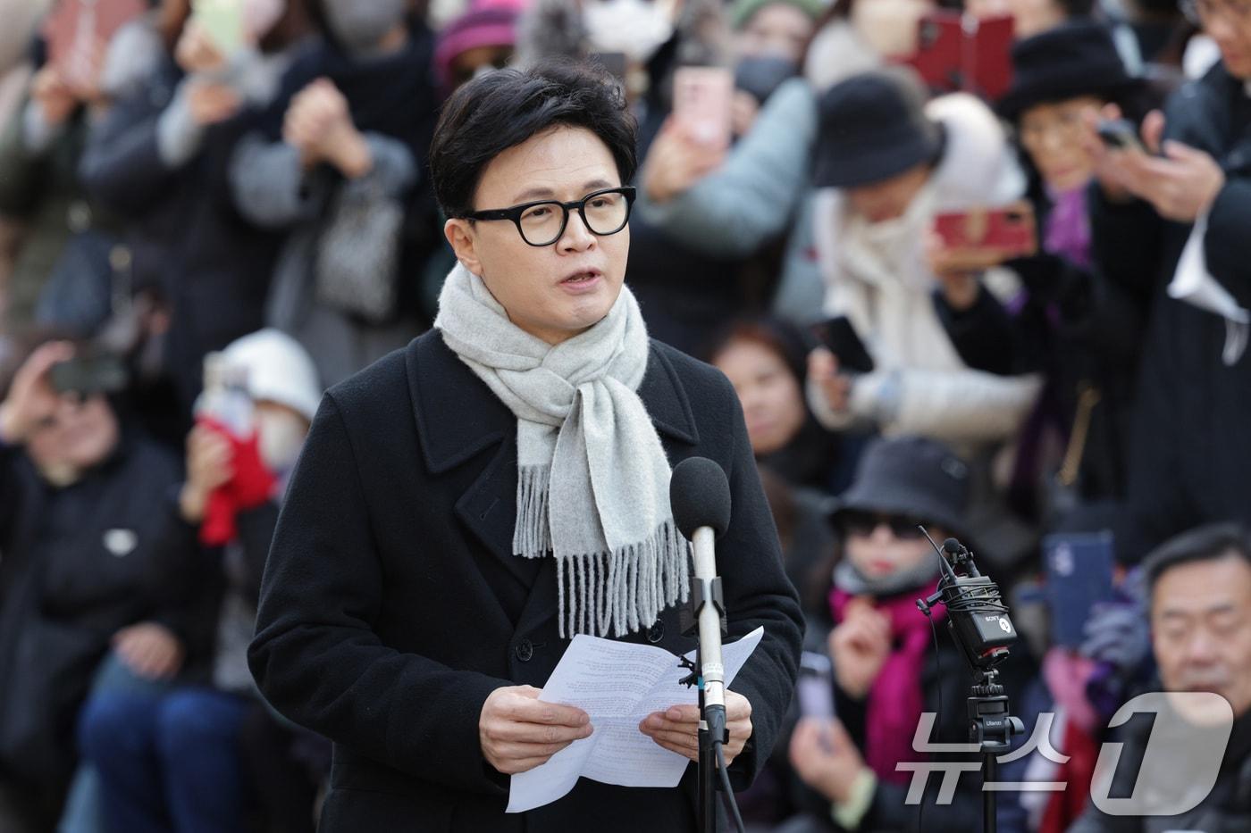 한동훈 전 국민의힘 대표가 3일 서울 여의도 국회도서관 인근 쪽문에서 12·3 비상계엄 1주년 기자회견을 하고 있다. 2025.12.3/뉴스1 ⓒ News1 신웅수 기자
