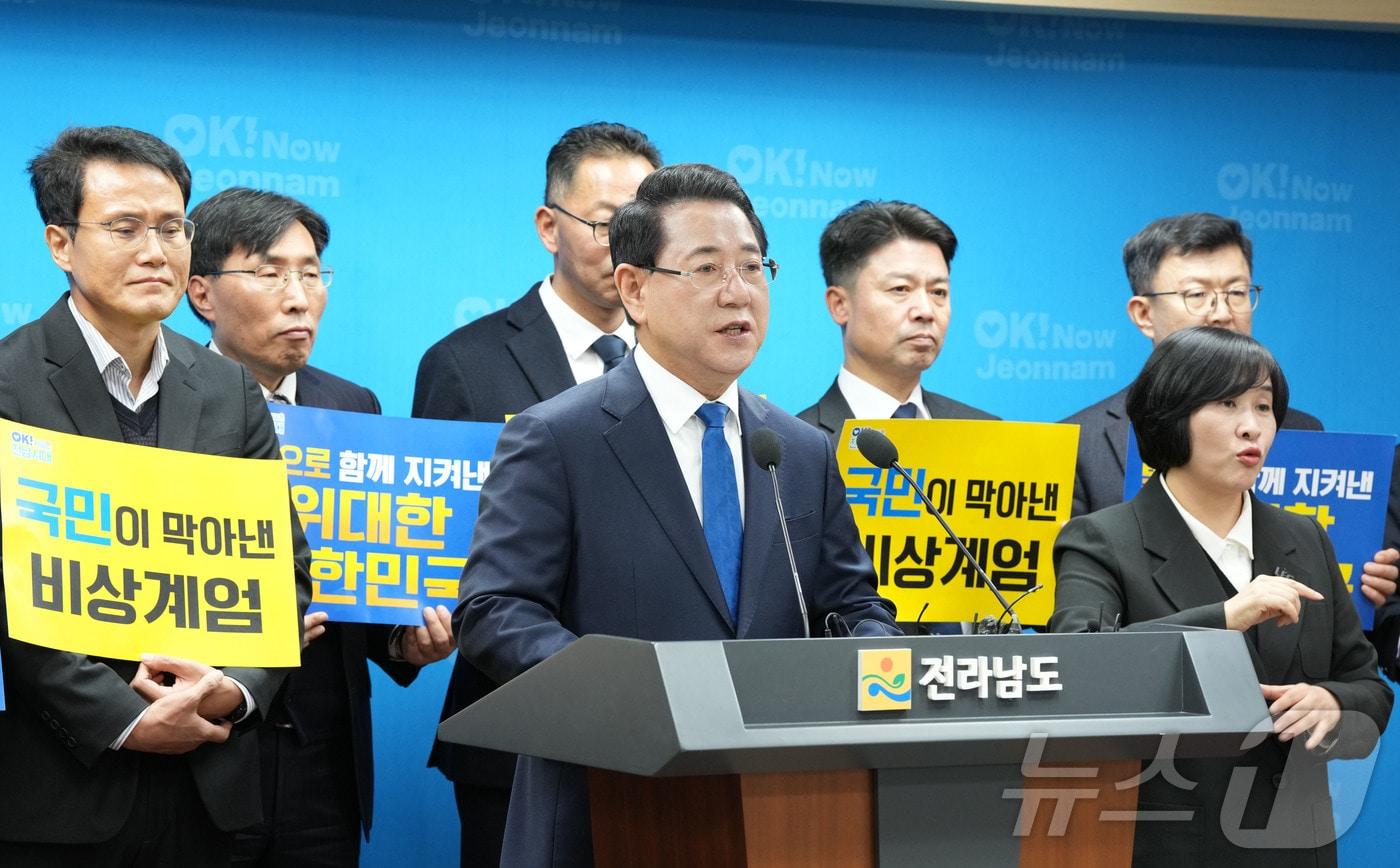 김영록 전남도지사가 3일 도청 브리핑룸에서 &#39;12·3 불법 비상계엄 저지 1주년&#39; 대도민 성명문을 발표하고 있다.&#40;전남도 제공. 재판매 및 DB금지&#41; 2025.12.3/뉴스1 