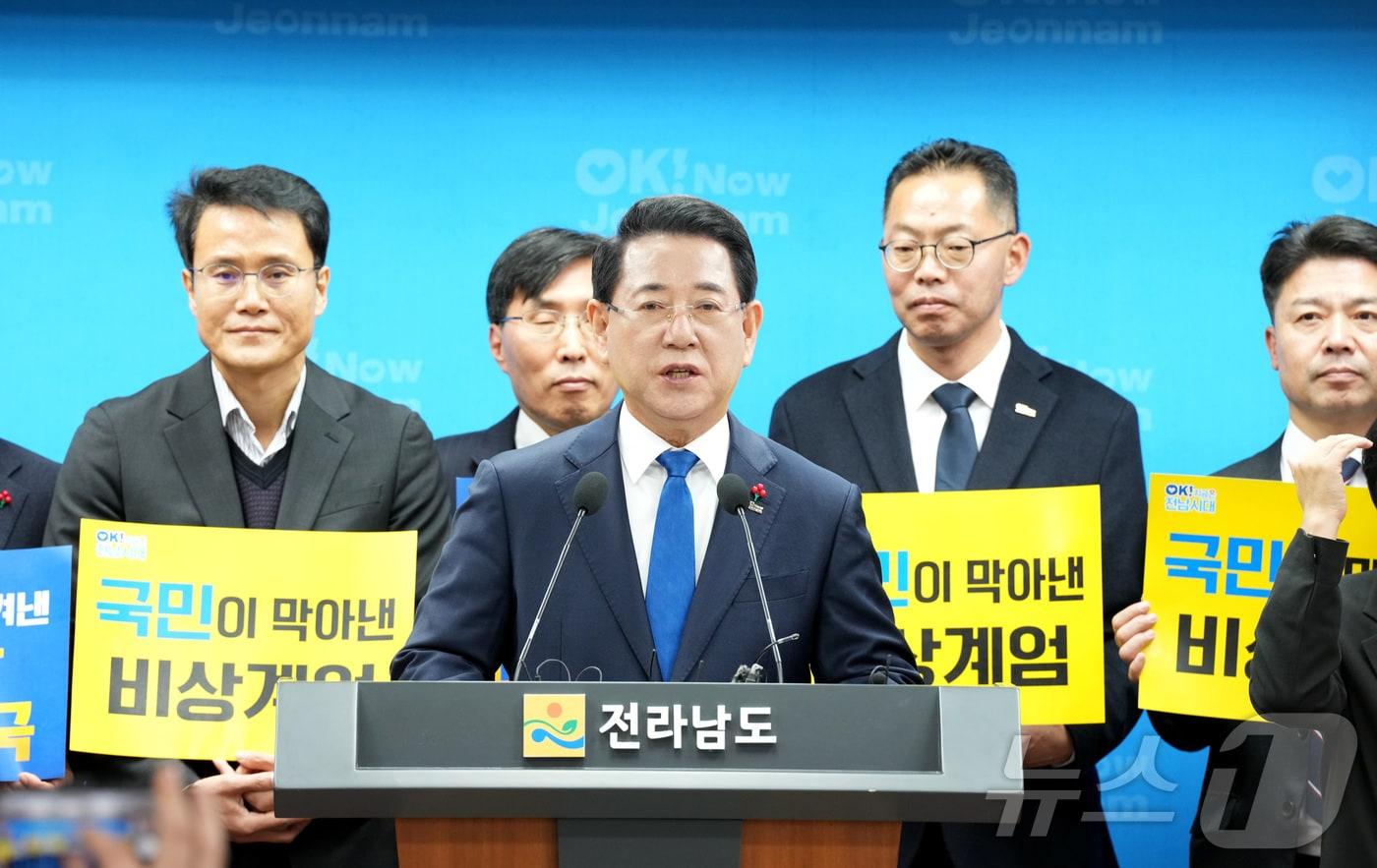 김영록 전남도지사가 3일 전남 무안군 도청 브리핑룸에서 ‘12·3 불법 비상계엄 저지 1주년’ 대도민 성명문을 발표하고 있다.&#40;전남도 제공. 재판매 및 DB금지&#41; 2025.12.3/뉴스1 ⓒ News1 전원 기자