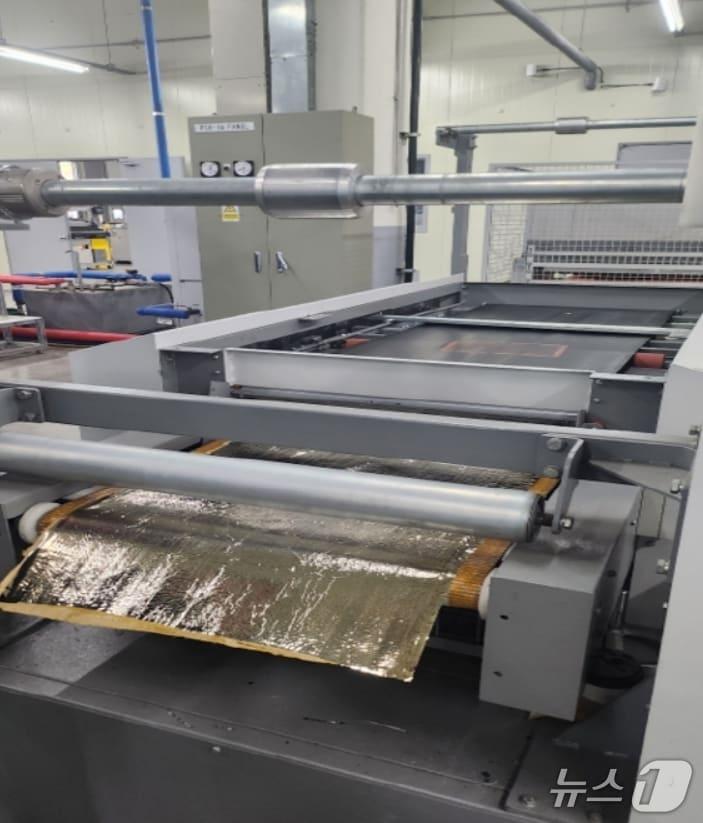 본문 이미지 - 시트성형기를 활용한 기낭 소재 제작 공정.&#40;섬유개발연구원 제공, 재판매 및 DB 금지&#41;